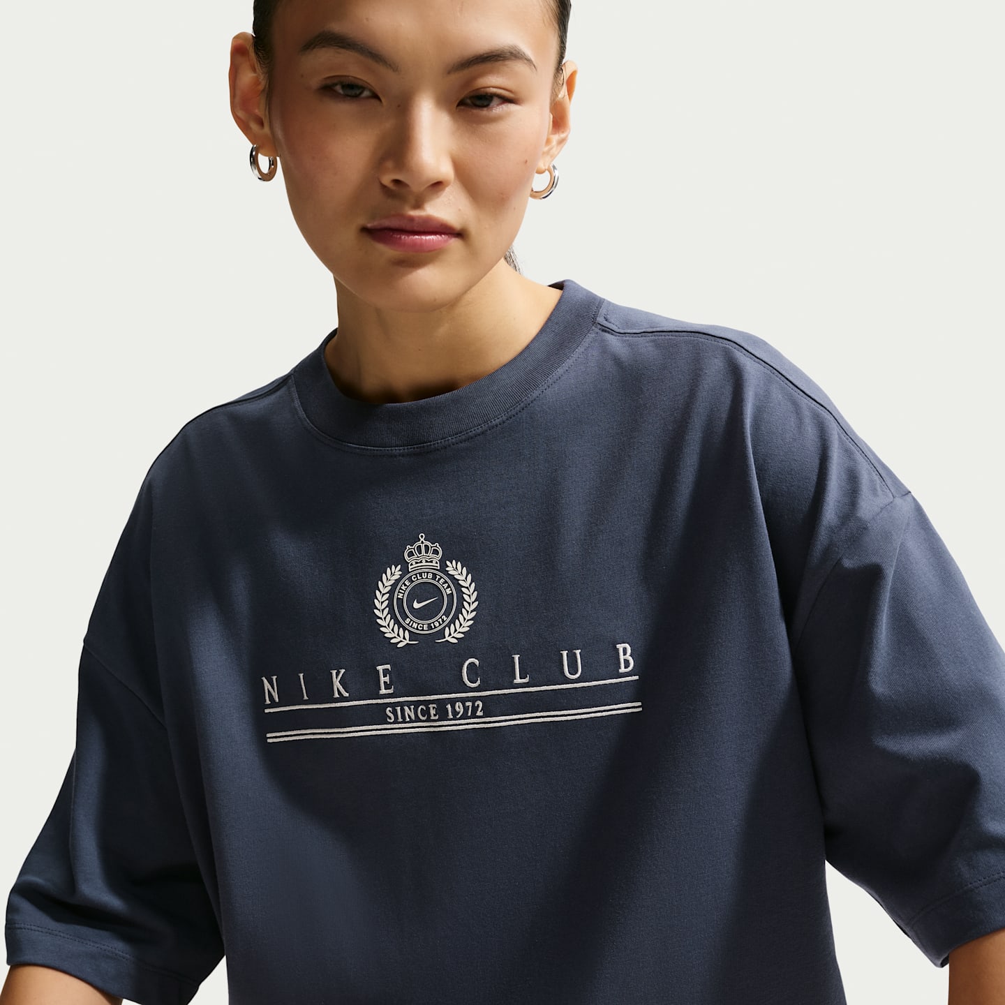 Женская футболка Nike Sportswear Classic Oversized Short-Sleeve T-Shirt, цвет: Синий / Молочный — фото 3