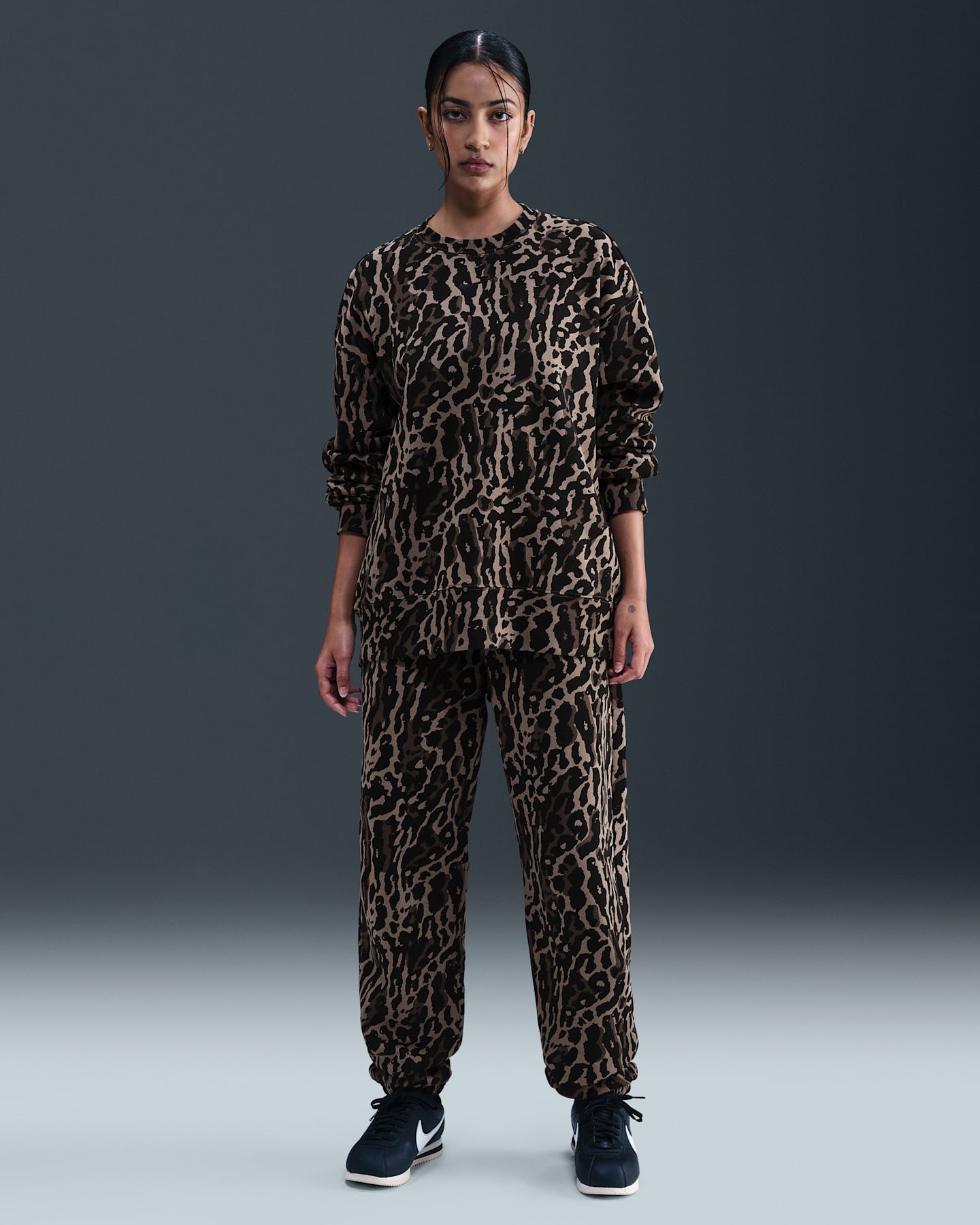 Женские брюки Nike Sportswear Phoenix Fleece High-Waisted Oversized Printed Sweatpants, цвет: Чёрный — фото 7