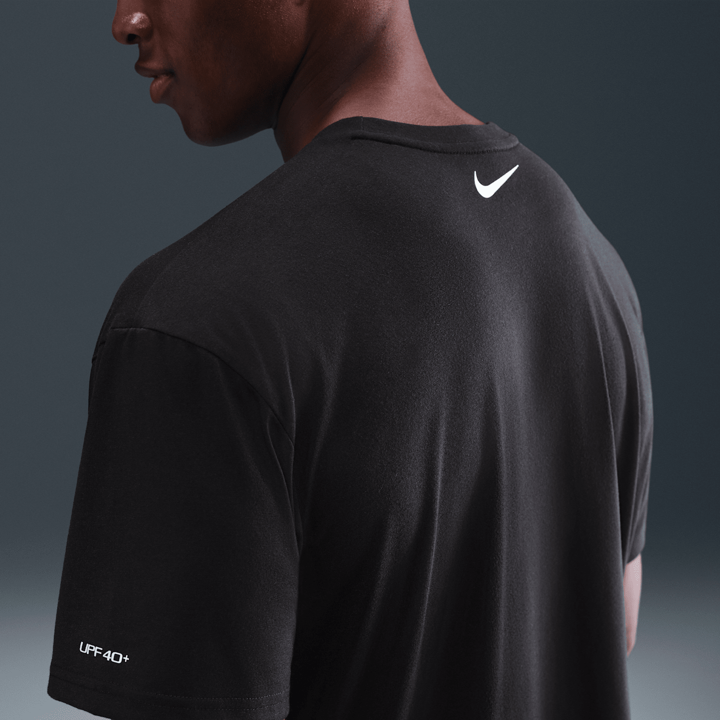 Мужская плавательная футболка Nike Swim Swoosh Hydroguard с коротким рукавом, цвет: Чёрный — фото 2