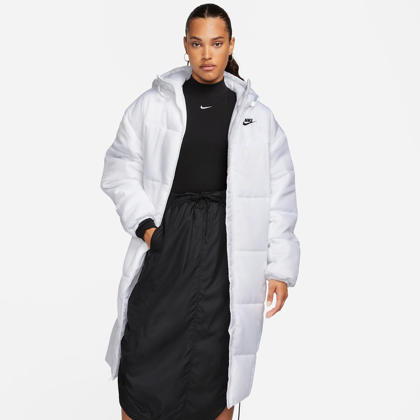 Женская свободная парка Nike Sportswear Classic Puffer Therma-FIT с капюшоном, цвет: Белый / Чёрный — фото 1