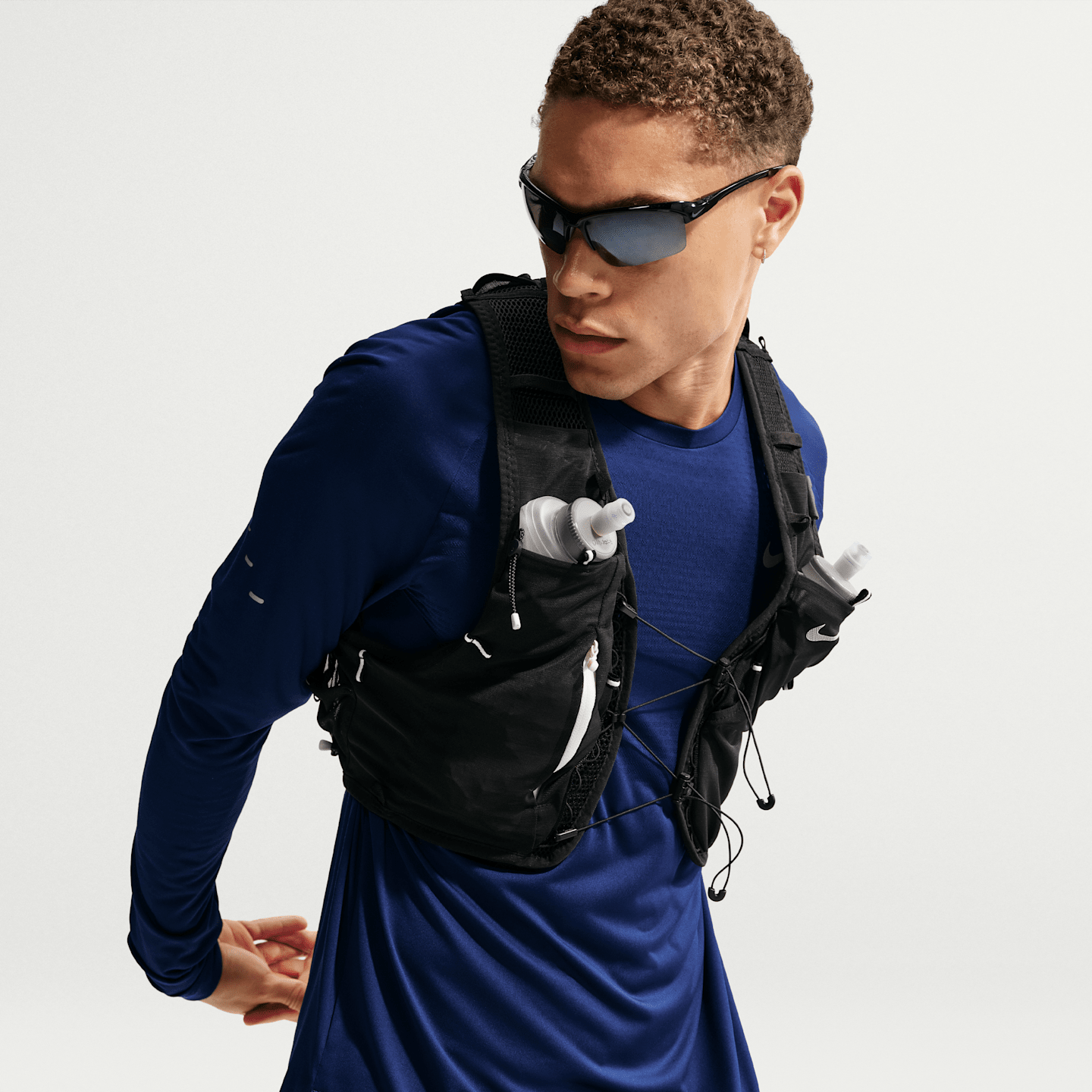 Беговой жилет Nike Trail Running, 5 л, цвет: Чёрный / Молочный — фото 3
