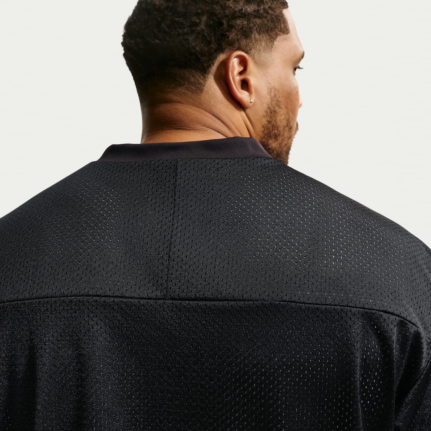 Мужская двусторонняя тренировочная футболка Nike N.A.C. Dri-FIT, цвет: Чёрный / Дымчатый серый — фото 8