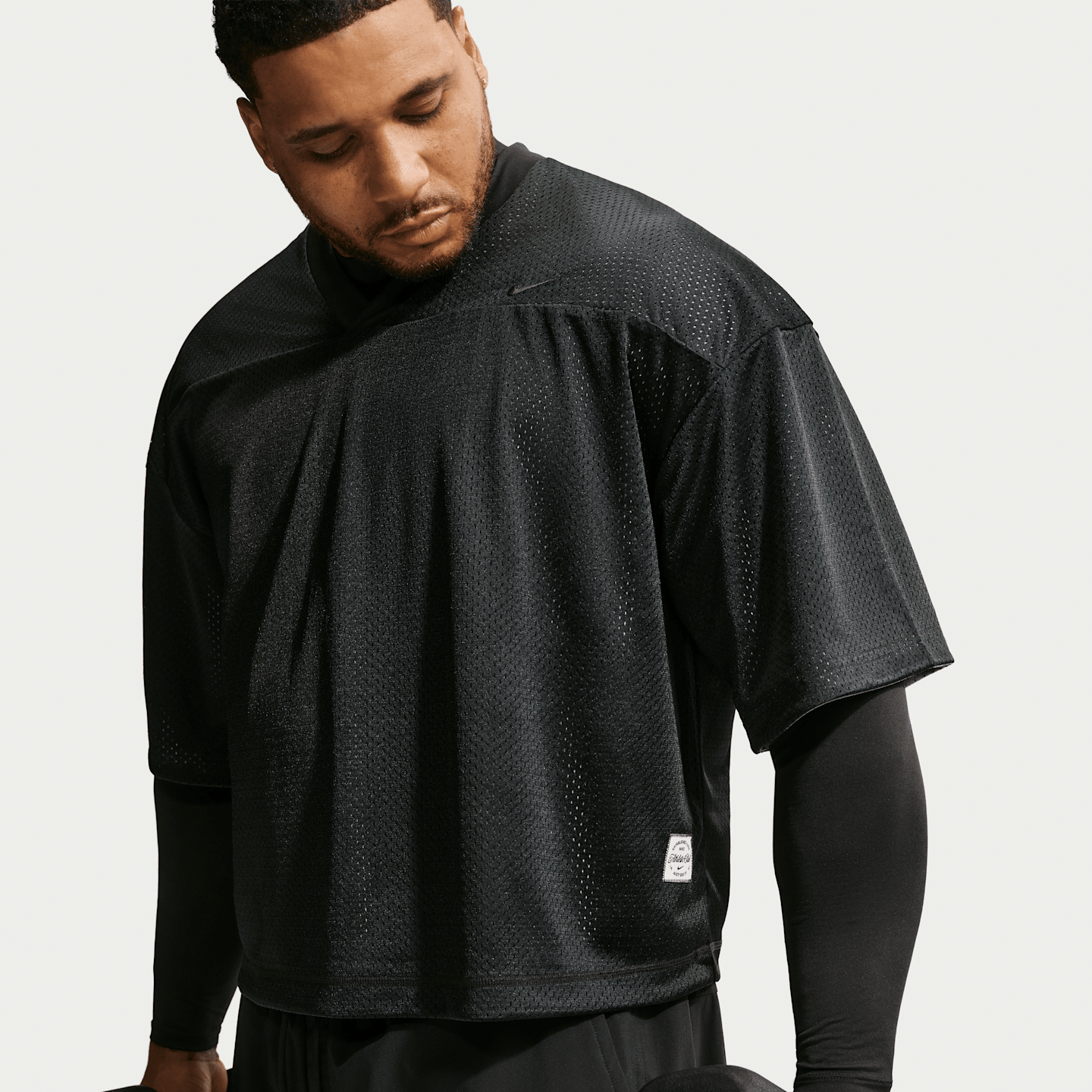 Мужская двусторонняя тренировочная футболка Nike N.A.C. Dri-FIT, цвет: Чёрный / Дымчатый серый — фото 9