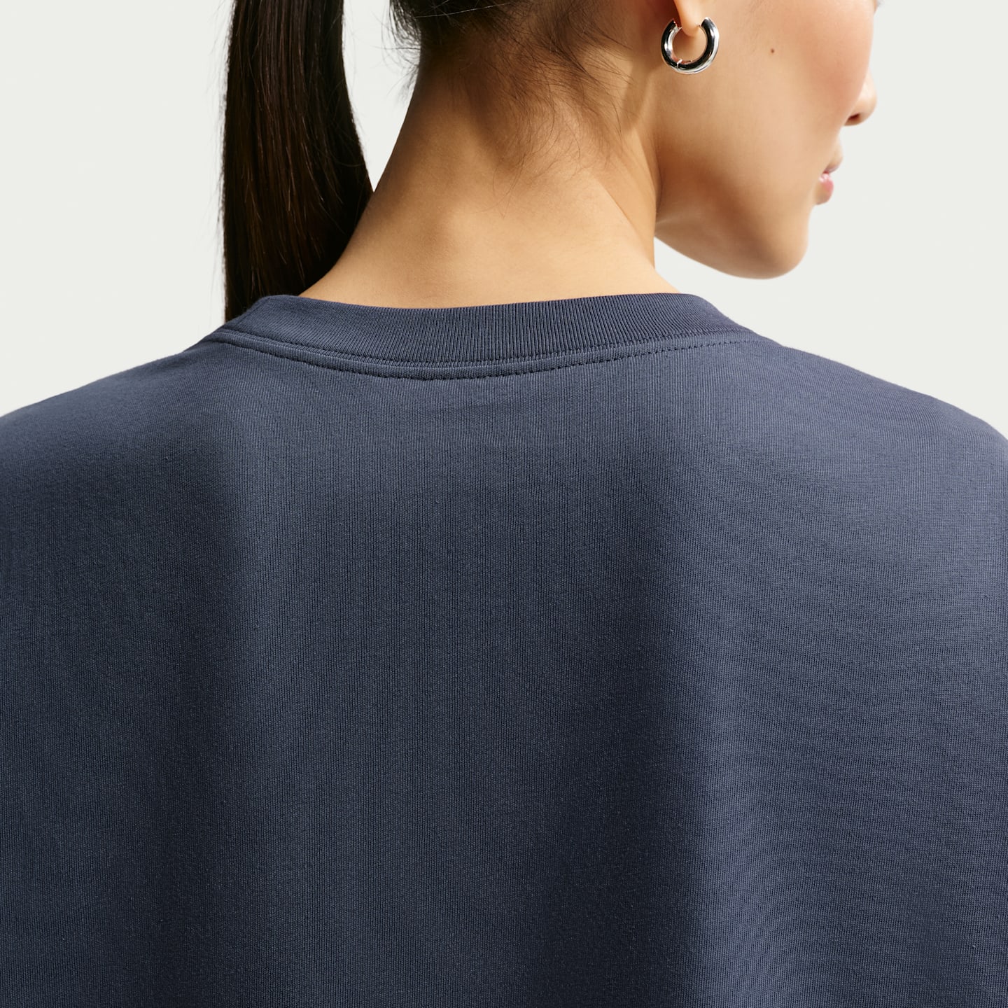 Женская футболка Nike Sportswear Classic Oversized Short-Sleeve T-Shirt, цвет: Синий / Молочный — фото 2