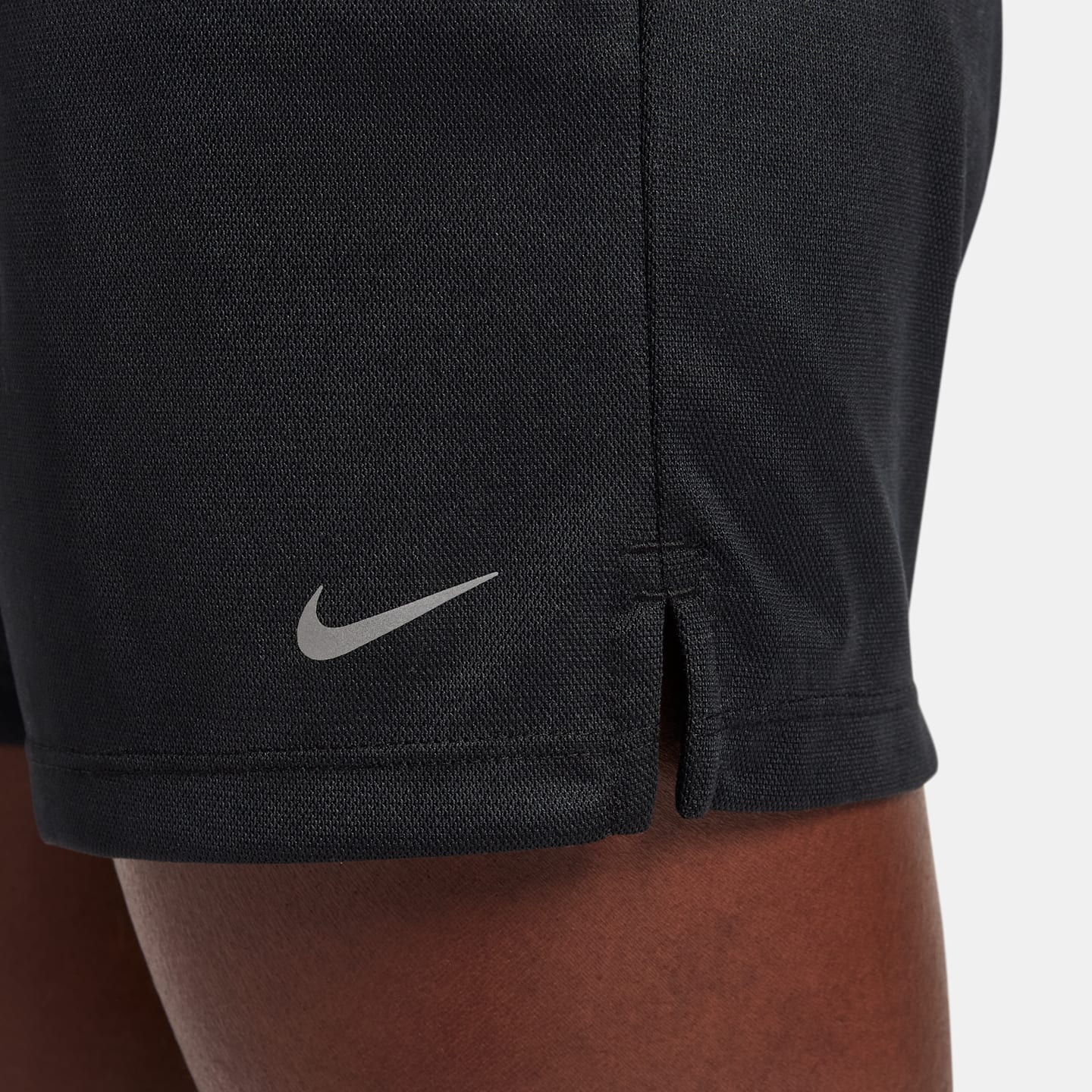 Женские шорты 5" без подкладки Nike Attack Dri-FIT для фитнеса со средней посадкой, цвет: Чёрный / Белый — фото 7