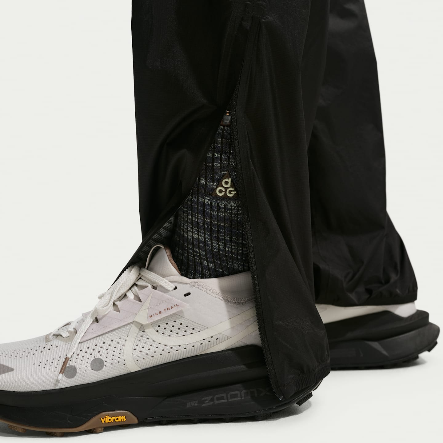 Мужские водонепроницаемые брюки Nike ACG "Trailwind" Storm-FIT ADV, цвет: Чёрный / Снежный белый — фото 7