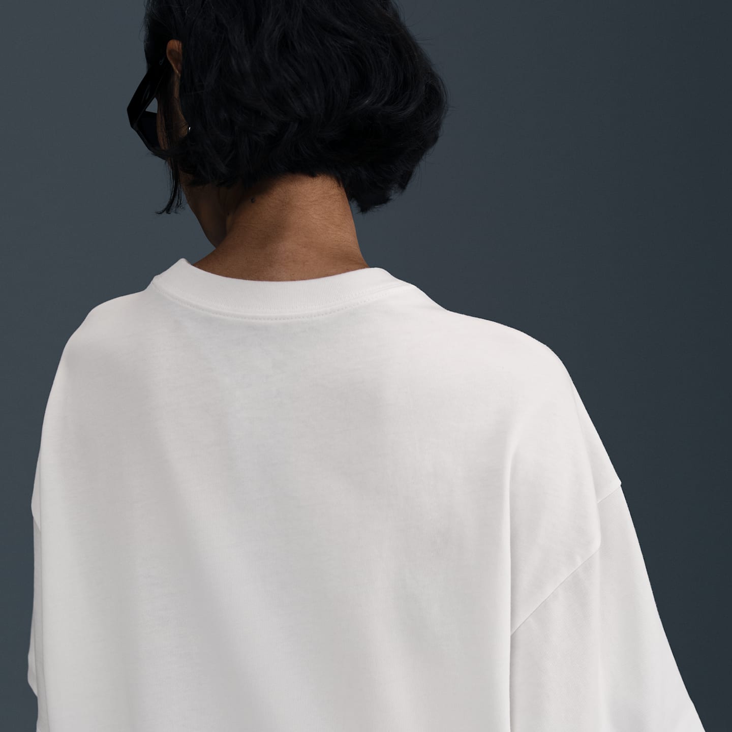 Женская футболка Nike Sportswear Essential оверсайз, цвет: Снежный белый / Синий — фото 2