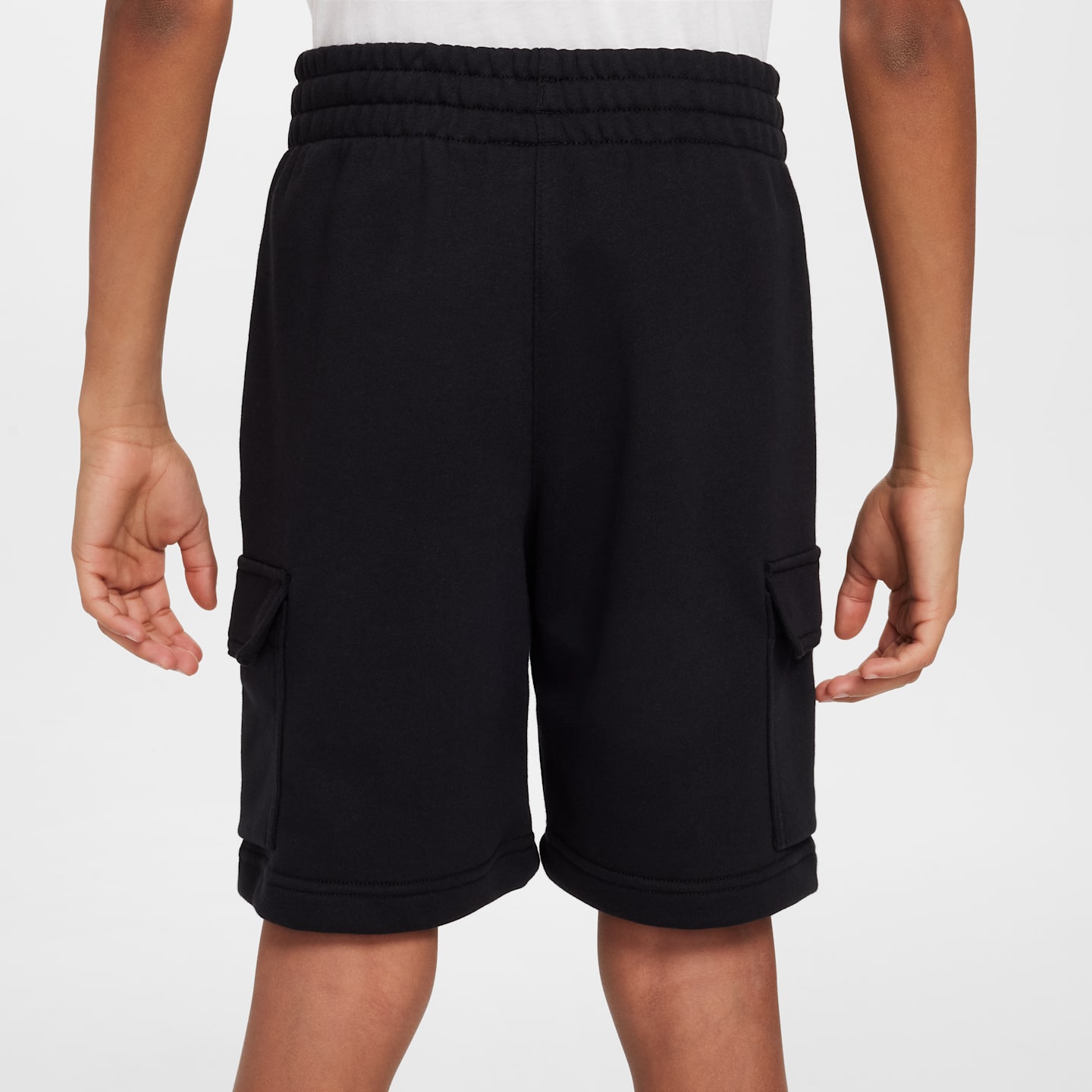 Детские шорты-карго Nike Sportswear Club из френч терри, цвет: Чёрный / Белый — фото 4