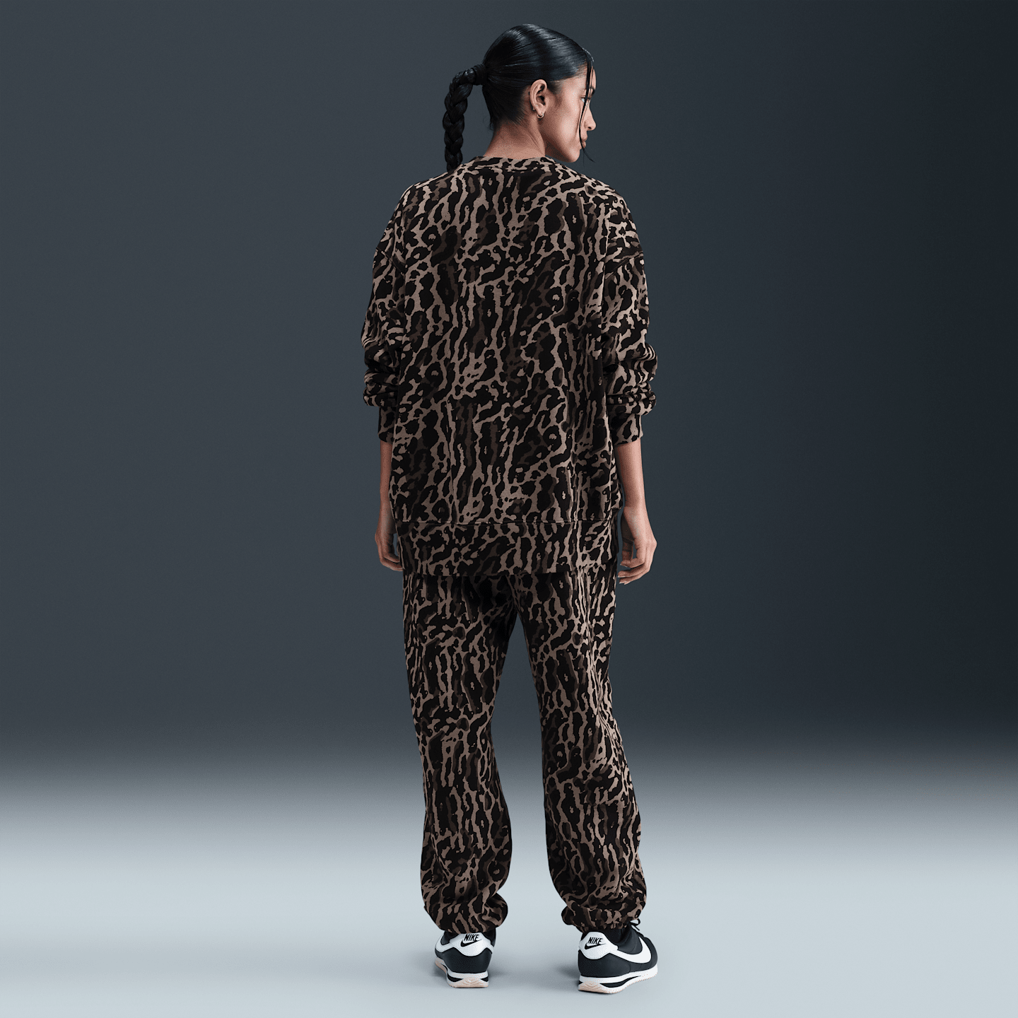 Женские брюки Nike Sportswear Phoenix Fleece High-Waisted Oversized Printed Sweatpants, цвет: Чёрный — фото 4