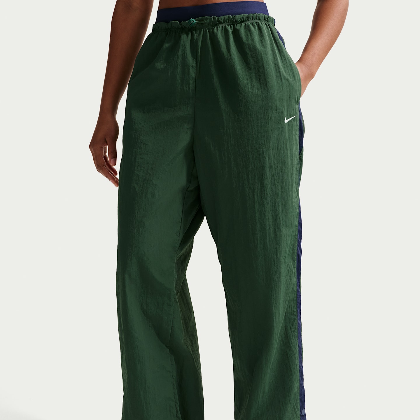 Женские брюки-парашюты Nike Sportswear свободного кроя с высокой талией, цвет: Тёмно-синий / Меловой — фото 2