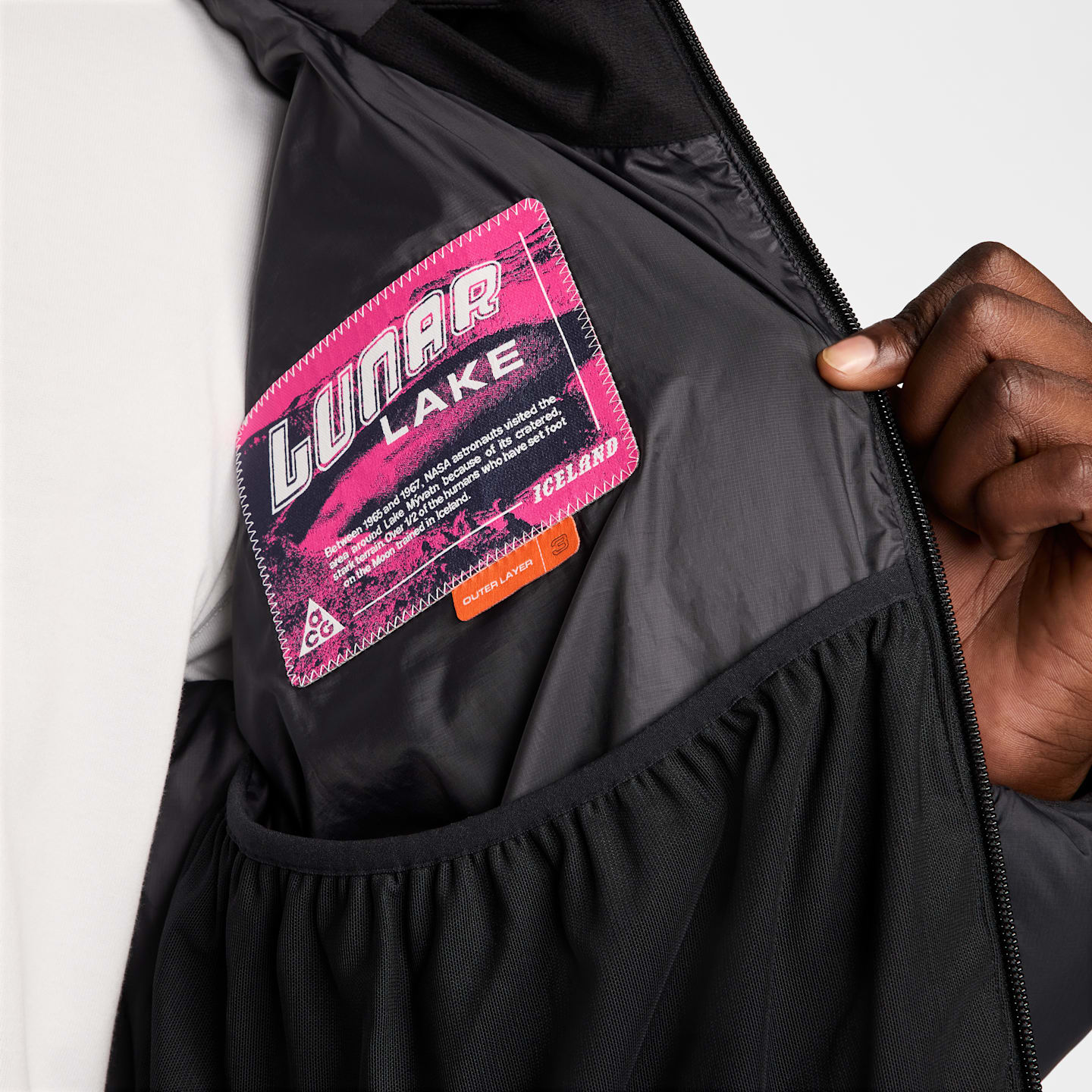 Мужская куртка Nike ACG Lunar Lake PrimaLoft® Therma-FIT ADV Loose Hooded, цвет: Чёрный / Снежный белый — фото 4