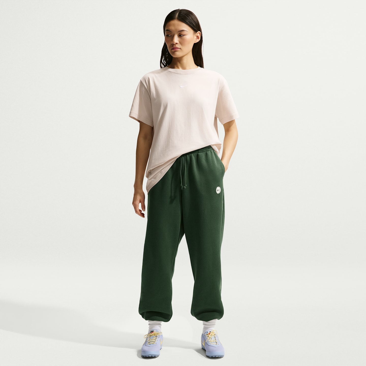 Женские брюки Nike Sportswear Phoenix Fleece Oversized High-Waisted Graphic, цвет: Алебастровый