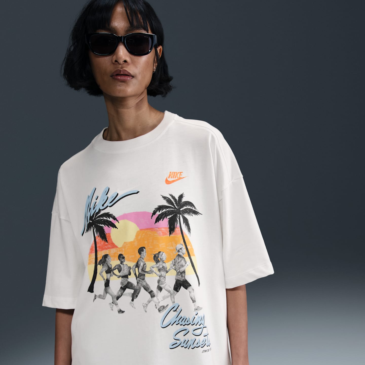 Женская футболка Nike Sportswear Essential оверсайз, цвет: Снежный белый / Синий — фото 1