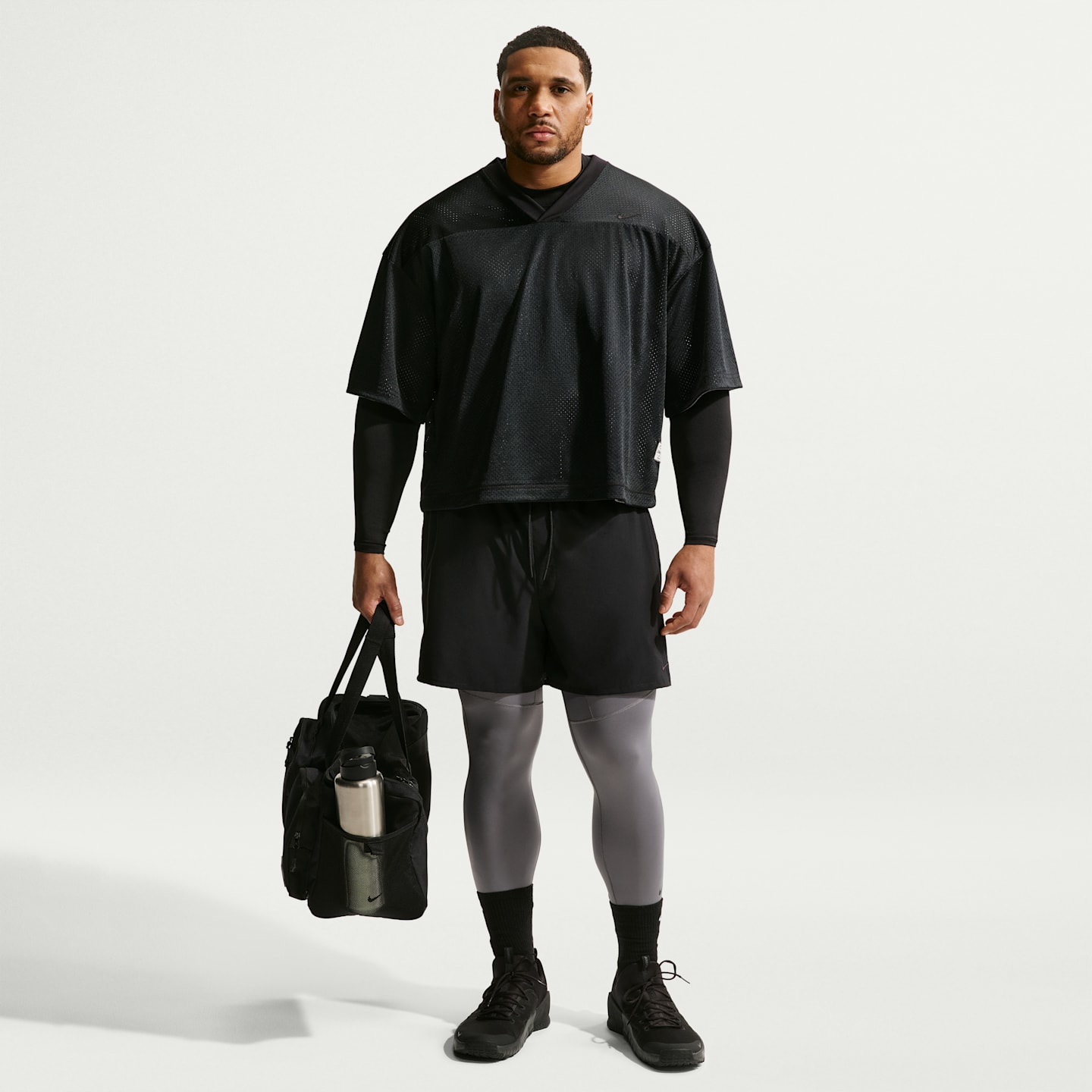 Мужская двусторонняя тренировочная футболка Nike N.A.C. Dri-FIT, цвет: Чёрный / Дымчатый серый — фото 10