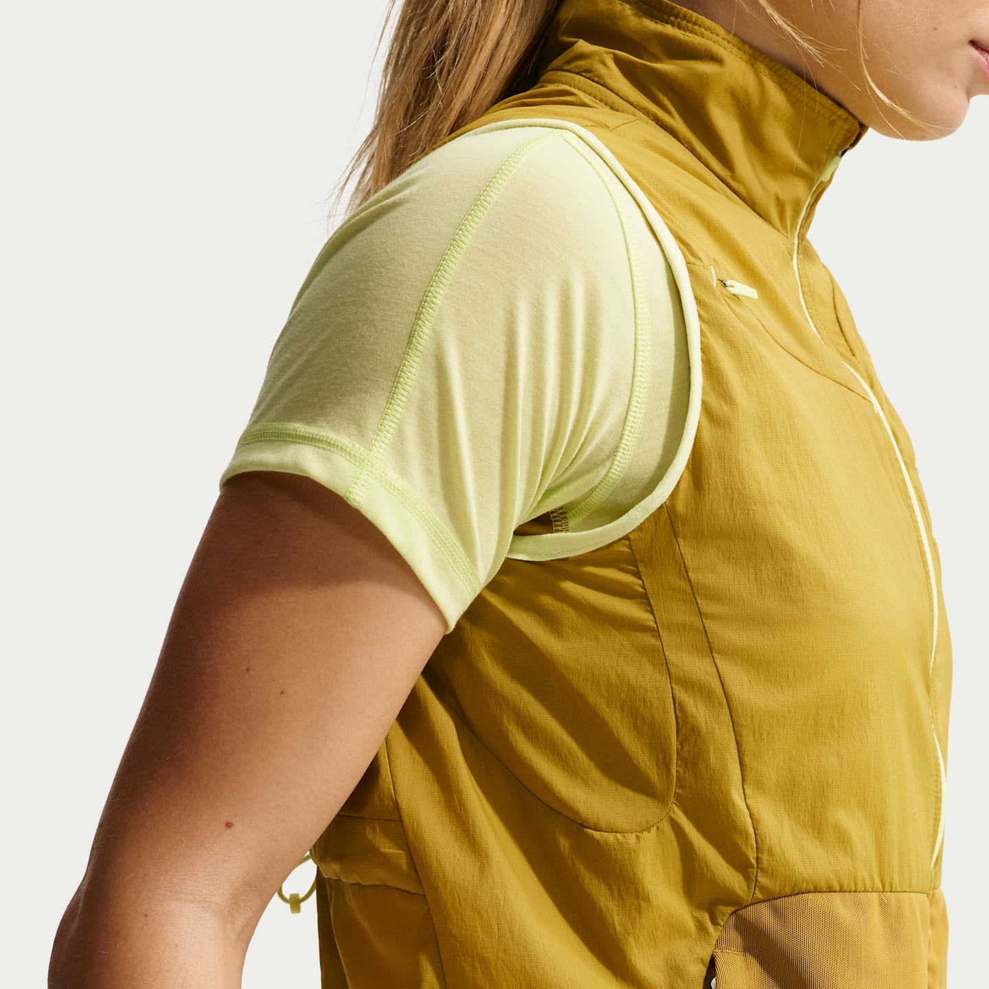 Женский жилет для трейлраннинга Nike ACG, цвет: Мох / Светлый лаймовый — фото 3