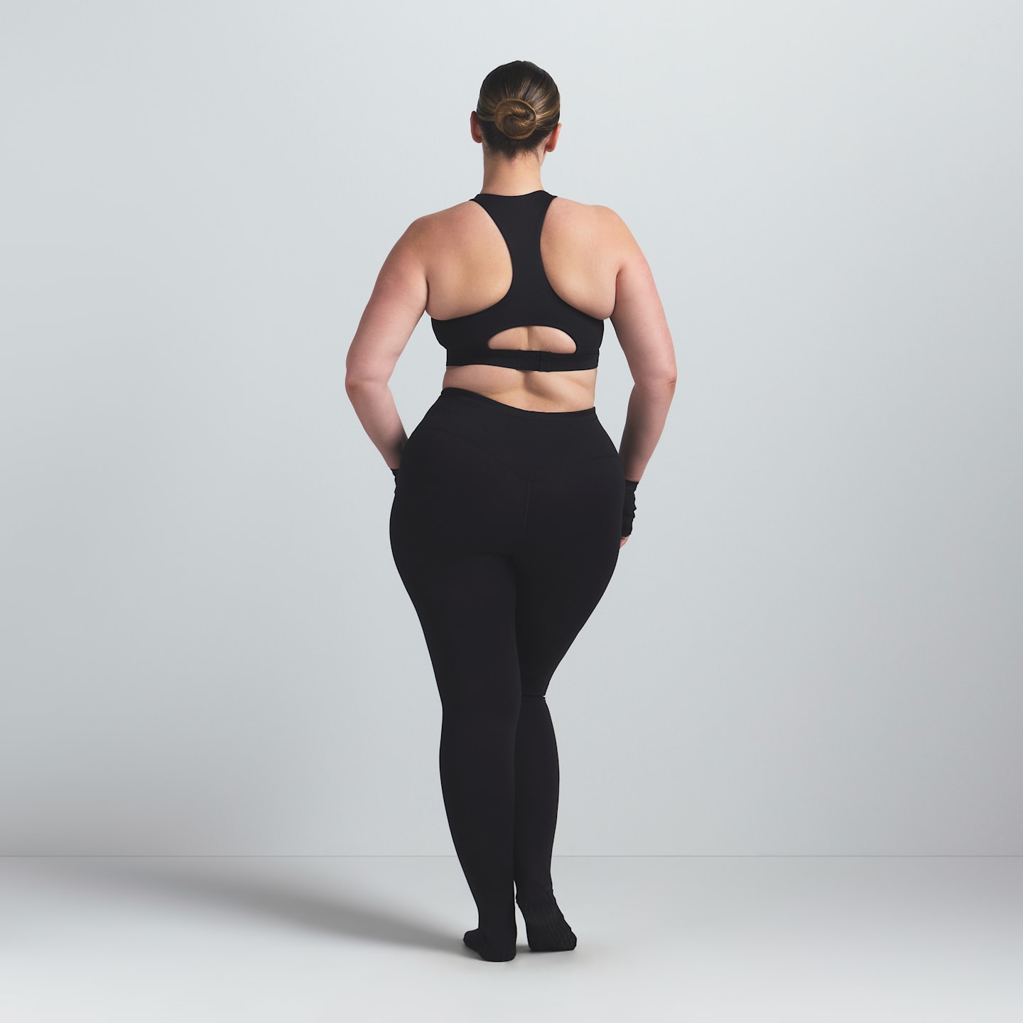 Женские легинсы NikeSKIMS Matte с высокой талией и стременами, цвет: Обсидиановый — фото 10