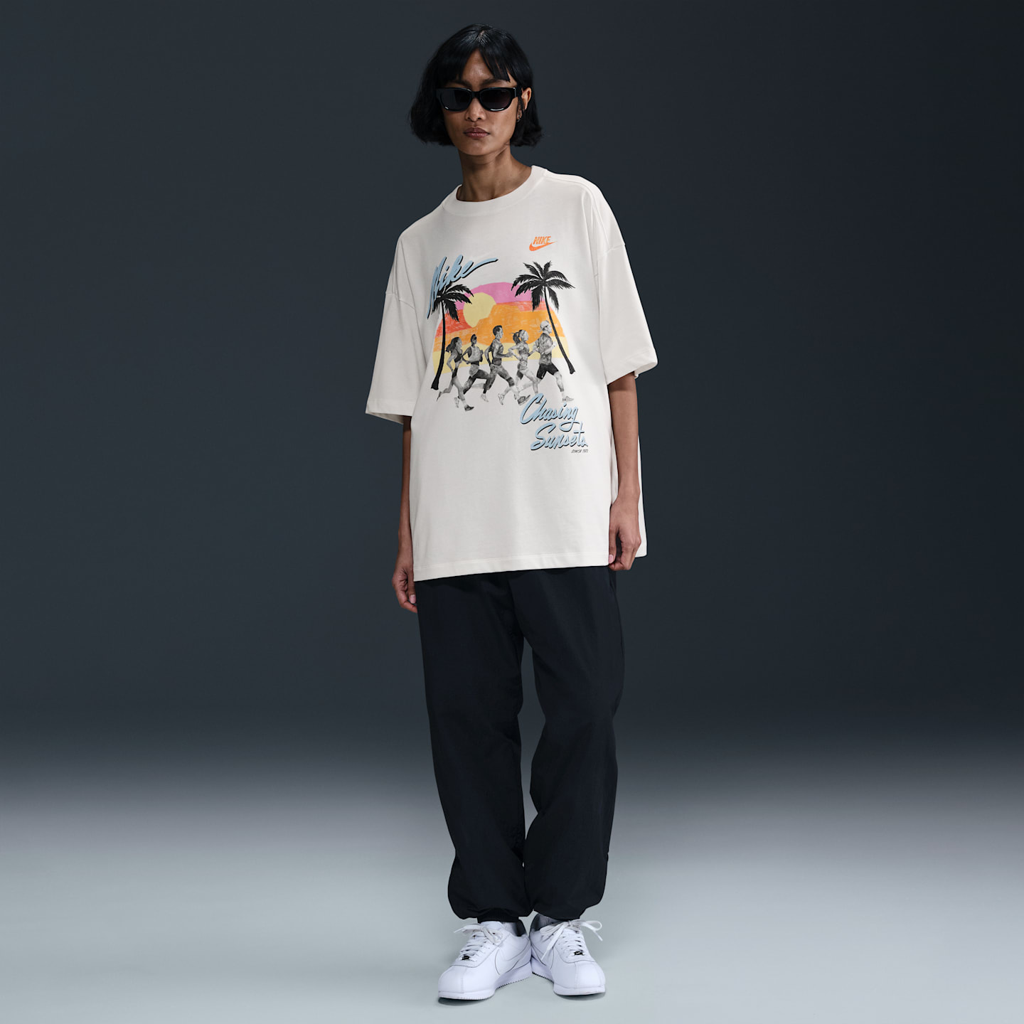 Женская футболка Nike Sportswear Essential оверсайз, цвет: Снежный белый / Синий — фото 4
