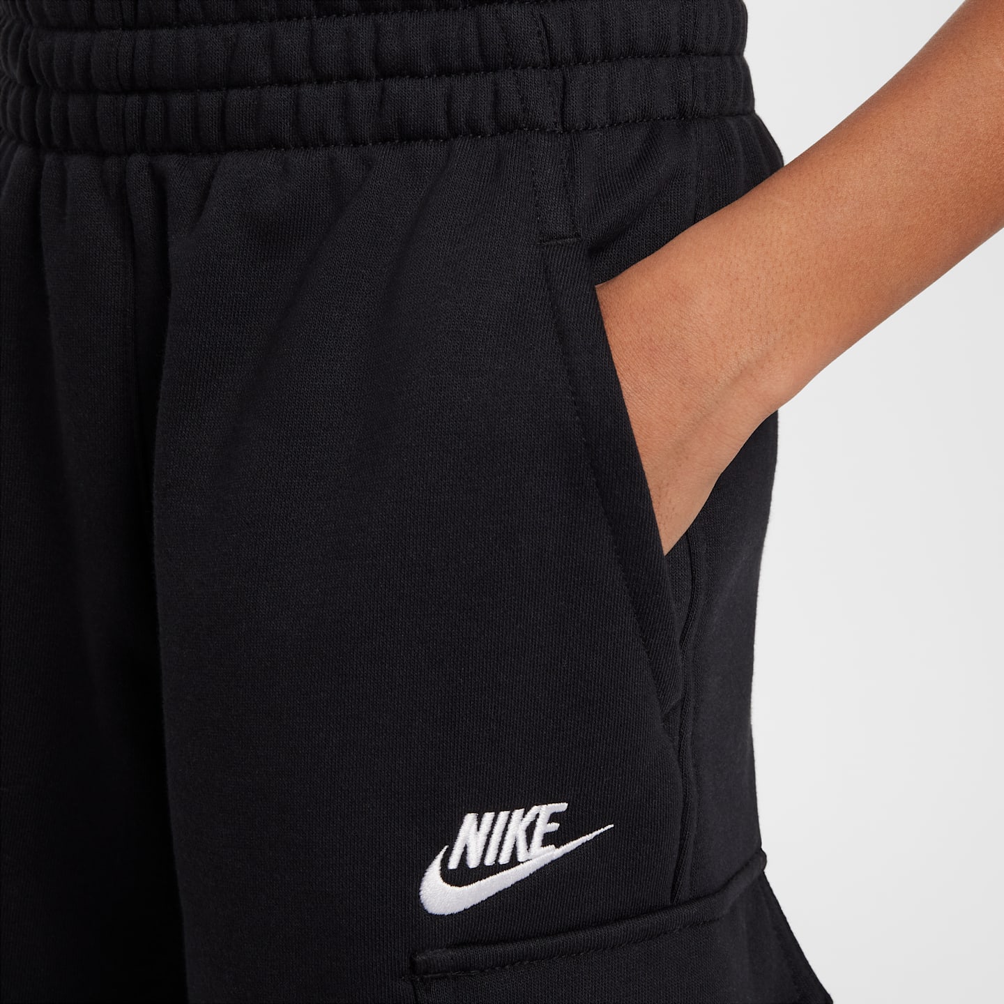 Детские шорты-карго Nike Sportswear Club из френч терри, цвет: Чёрный / Белый — фото 6