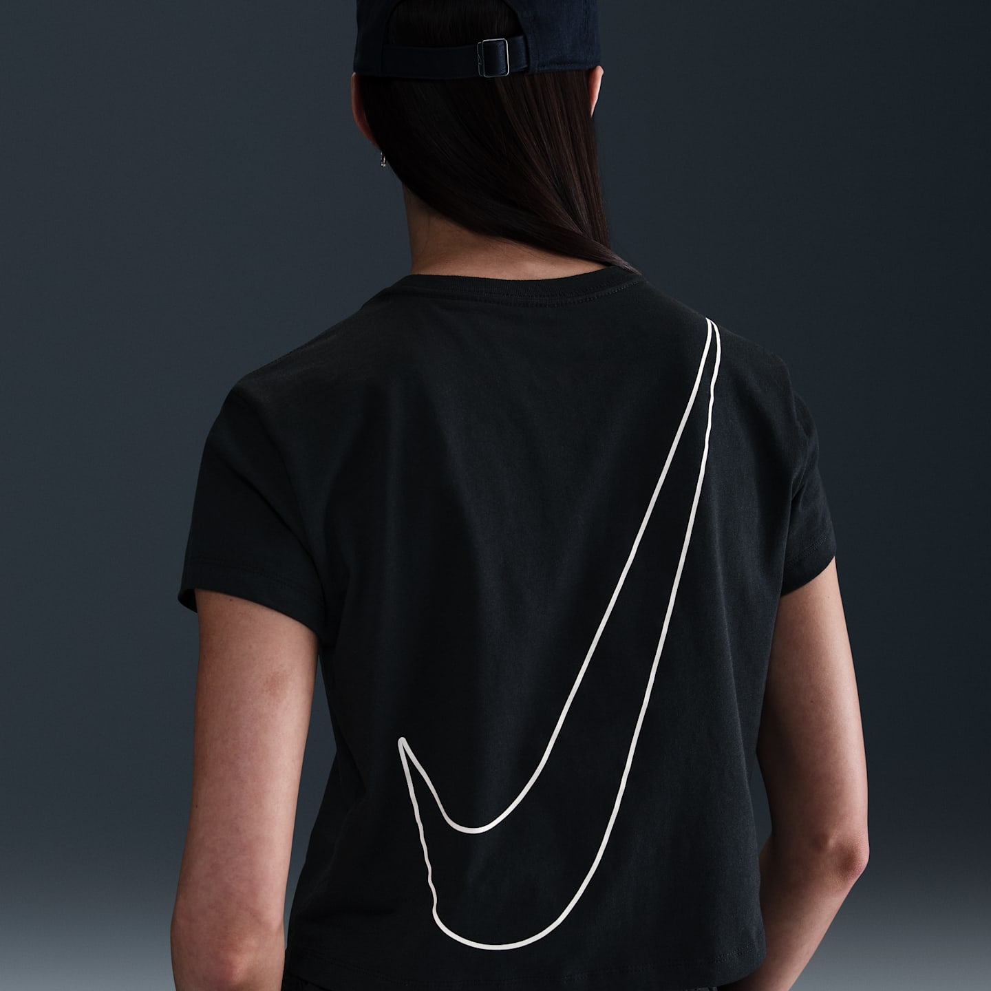 Женская укороченная футболка Nike Sportswear Club с принтом и коротким рукавом, цвет: Чёрный — фото 2