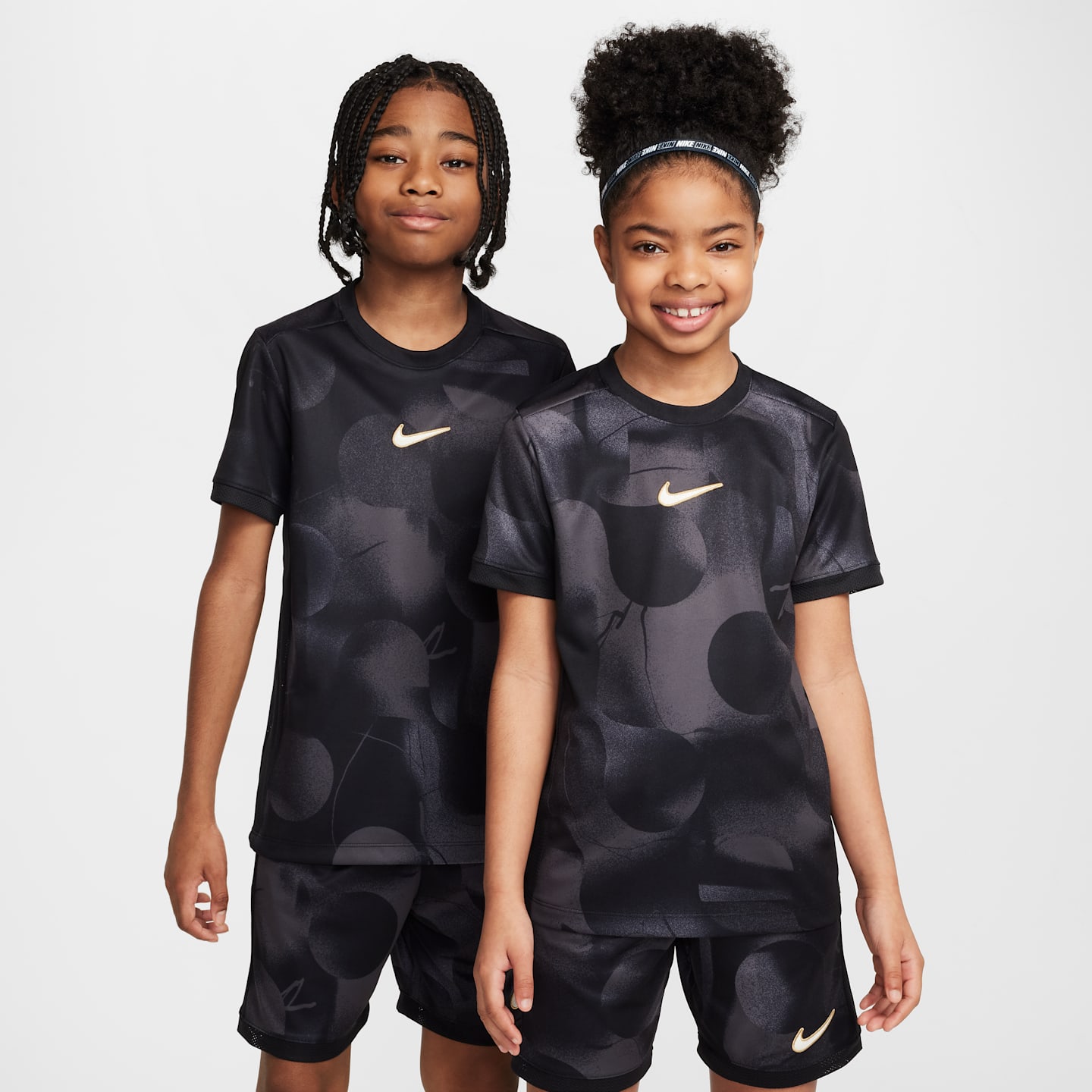 Детский футбольный топ с коротким рукавом Nike Academy+ Dri-FIT, цвет: Тёмный серый / Чёрный — фото 1