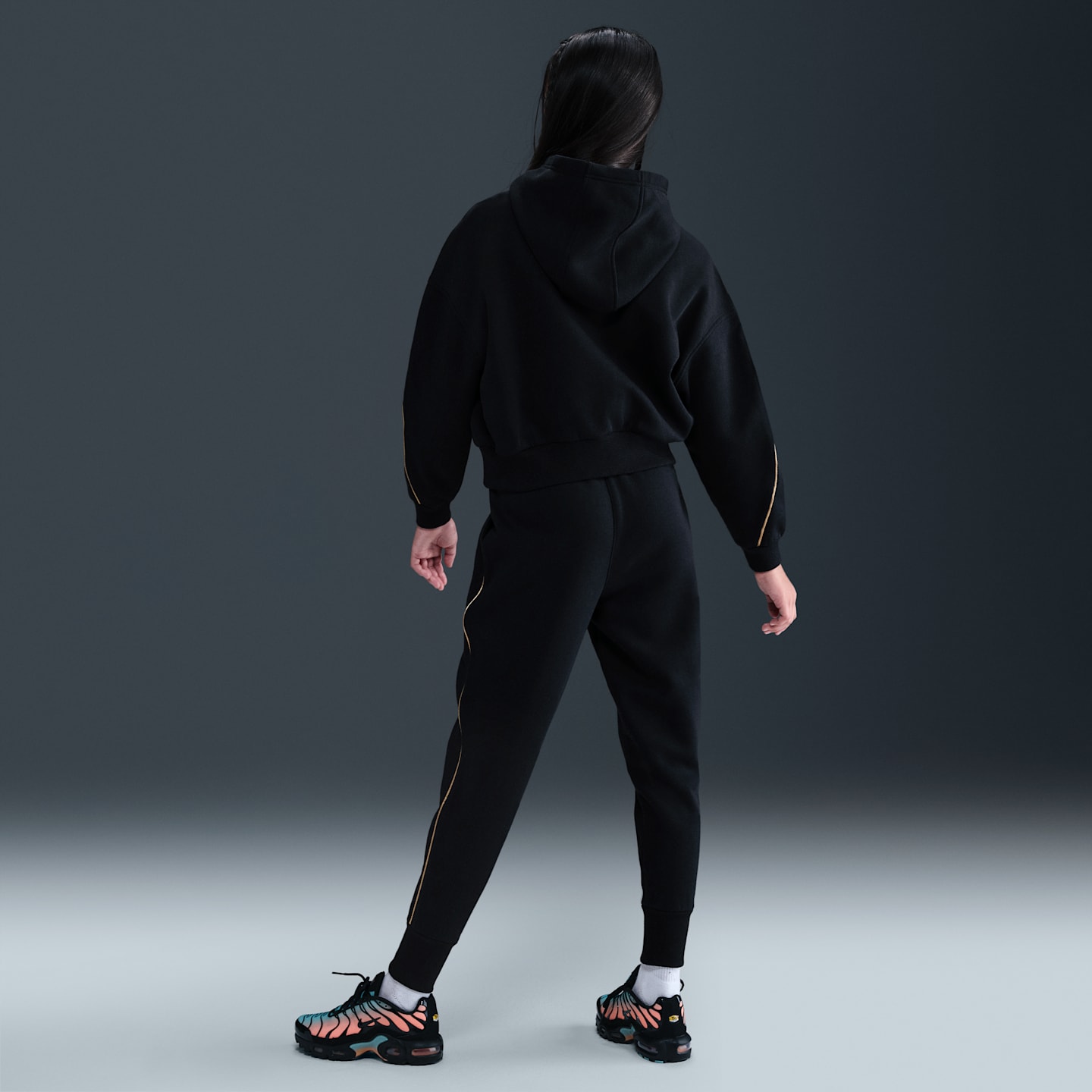 Детское флисовое худи для девочек Nike Sportswear Club Boxy, цвет: Чёрный / Металлик золотой — фото 5
