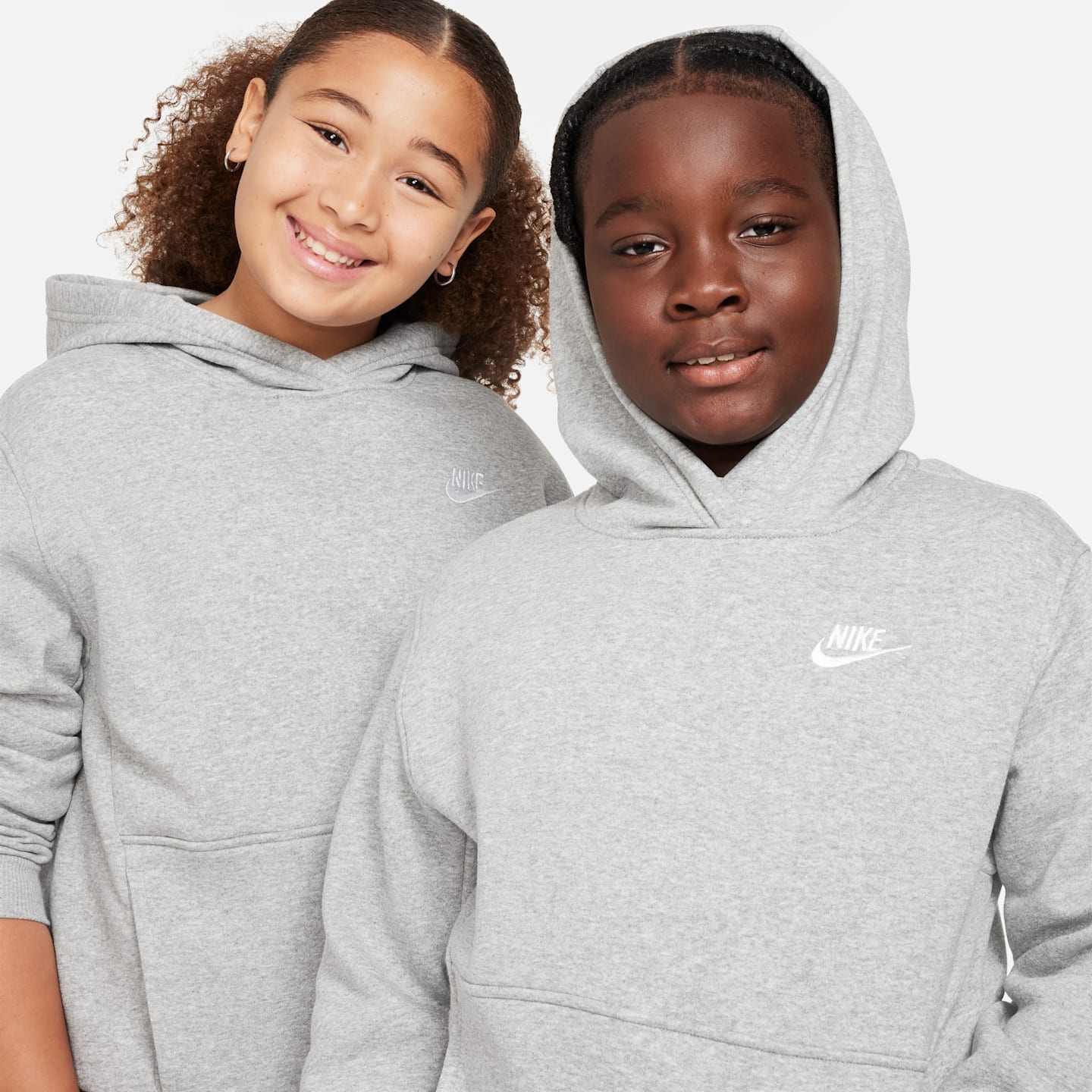 Детское худи Nike Sportswear Club Fleece Pullover (Extended Size), цвет: Серый меланжевый / Белый — фото 3