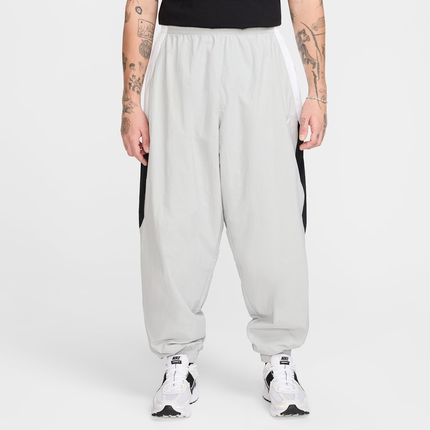 Мужские спортивные тканые брюки оверсайз Nike Club, цвет: Серый / Белый — фото 1
