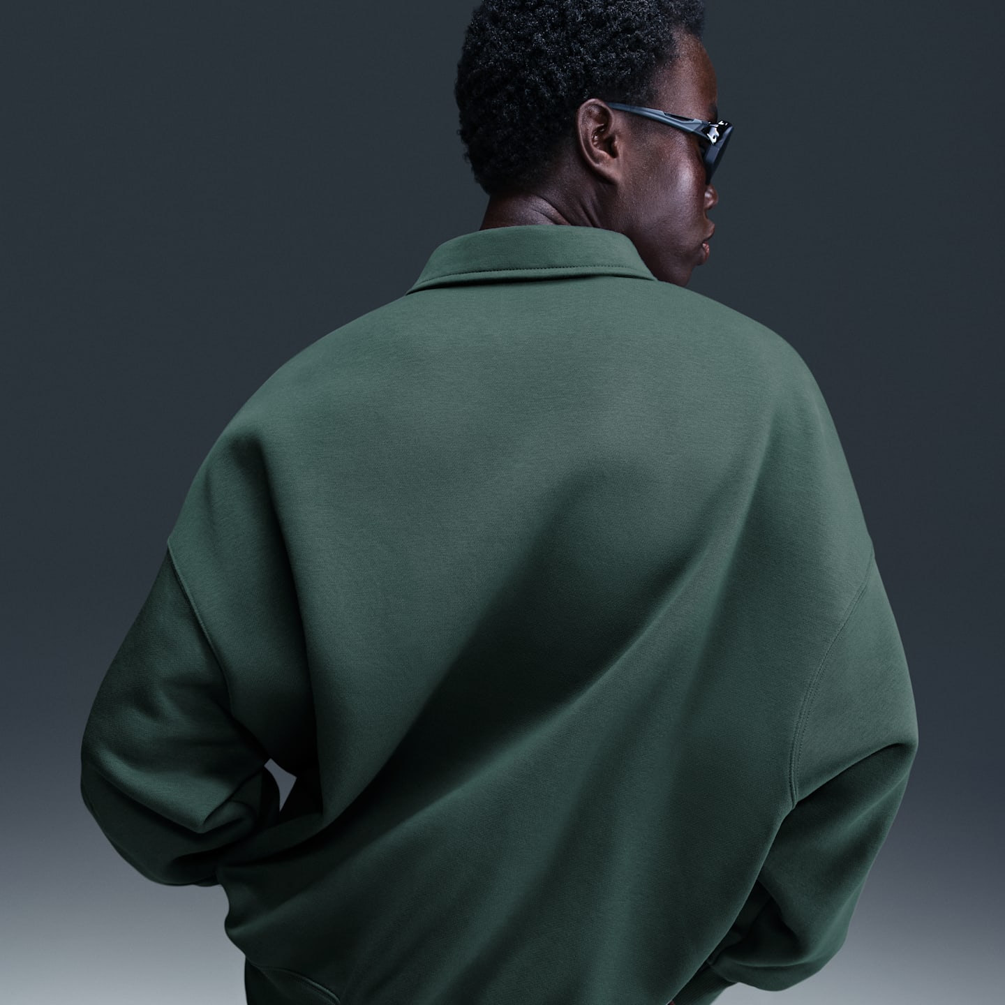 Женское поло Nike Sportswear Phoenix Fleece Oversized 1/4-Zip Polo, цвет: Зелёный / Молочный — фото 2