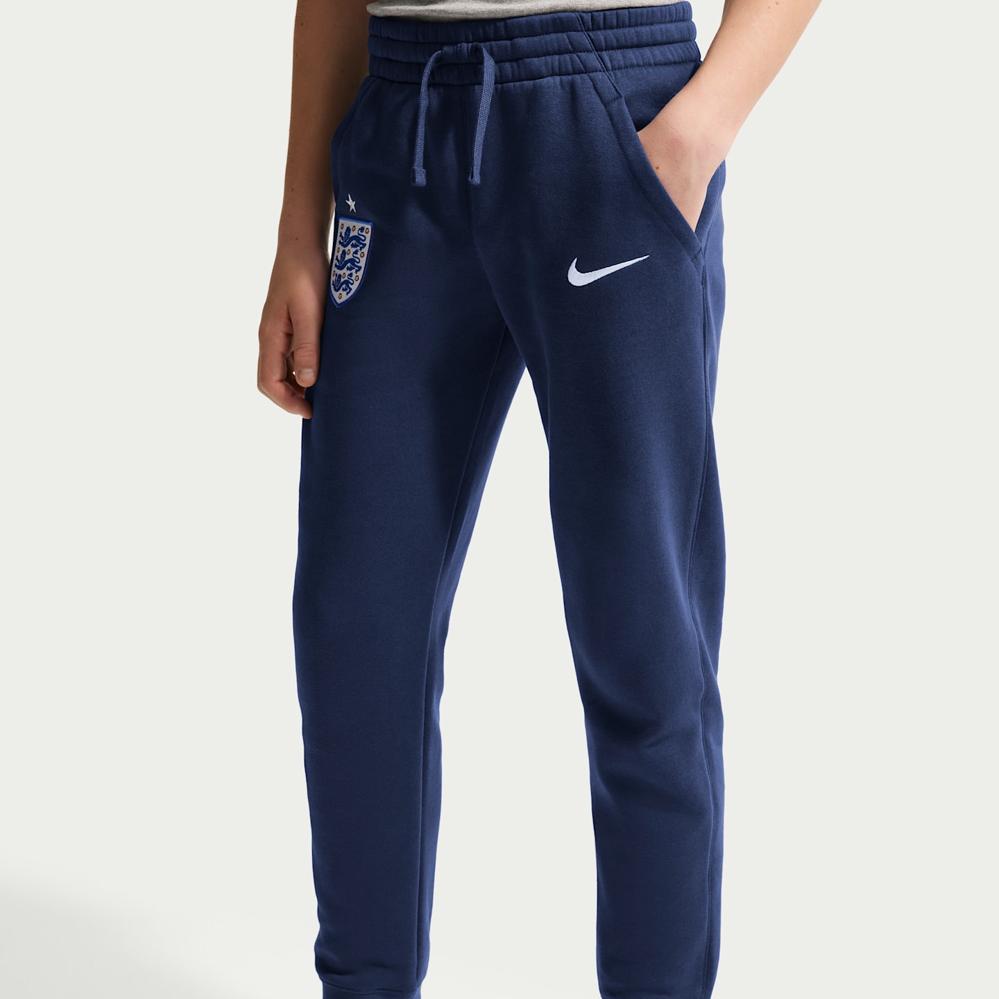 Детские футбольные джоггеры Nike England Club Fleece для мальчиков, цвет: Тёмно-синий / Белый — фото 2