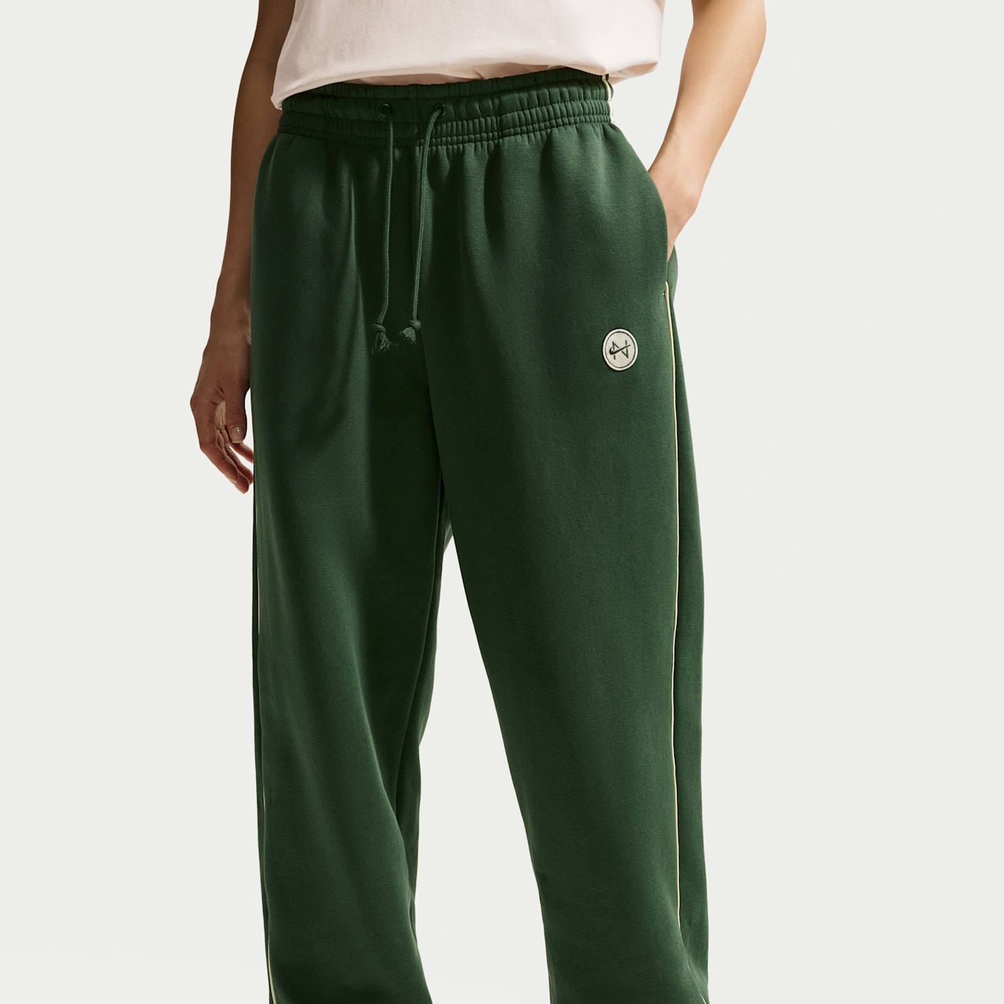 Женские брюки Nike Sportswear Phoenix Fleece Oversized High-Waisted Graphic, цвет: Алебастровый — фото 2