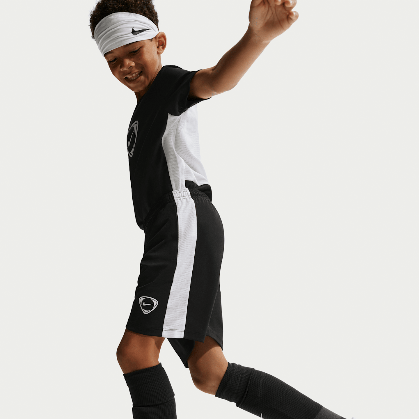 Детские футбольные шорты Nike Academy+ Dri-FIT, цвет: Чёрный / Белый — фото 4