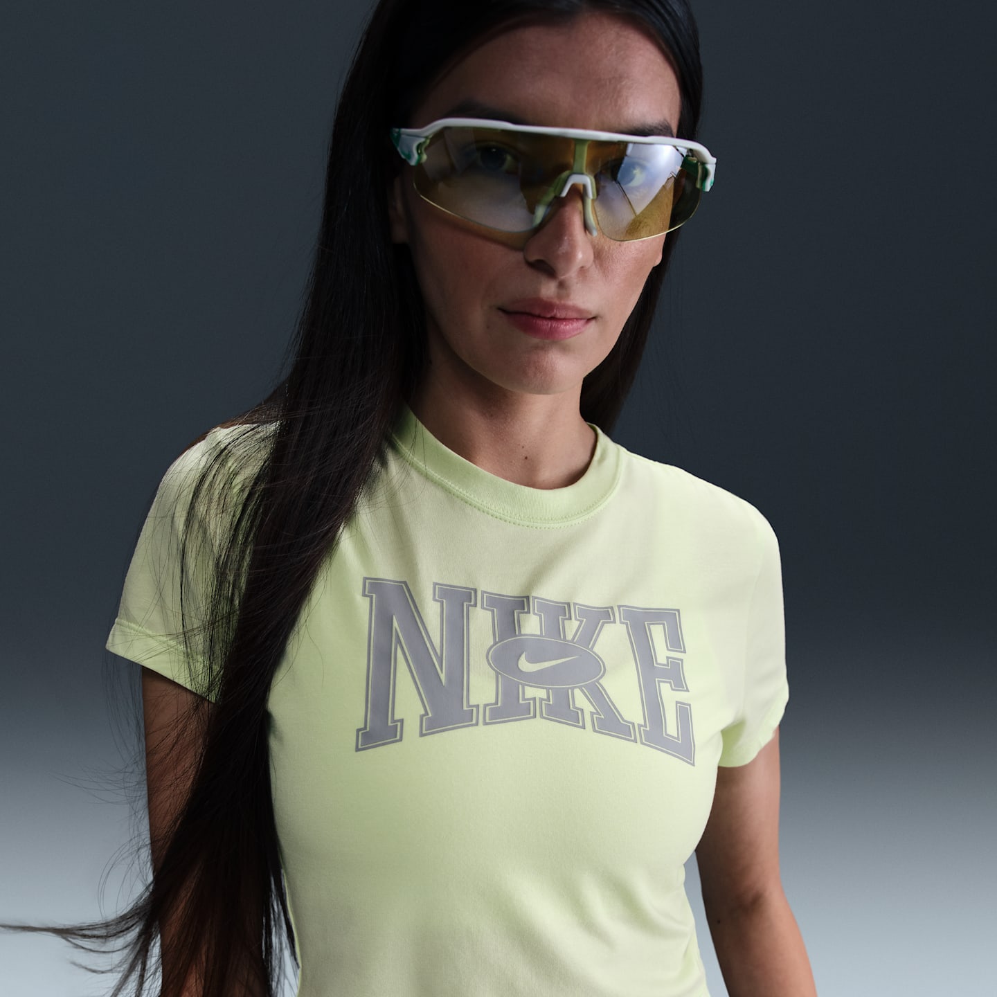 Женская приталенная укороченная футболка Nike Sportswear, цвет: Светлый лаймовый — фото 1