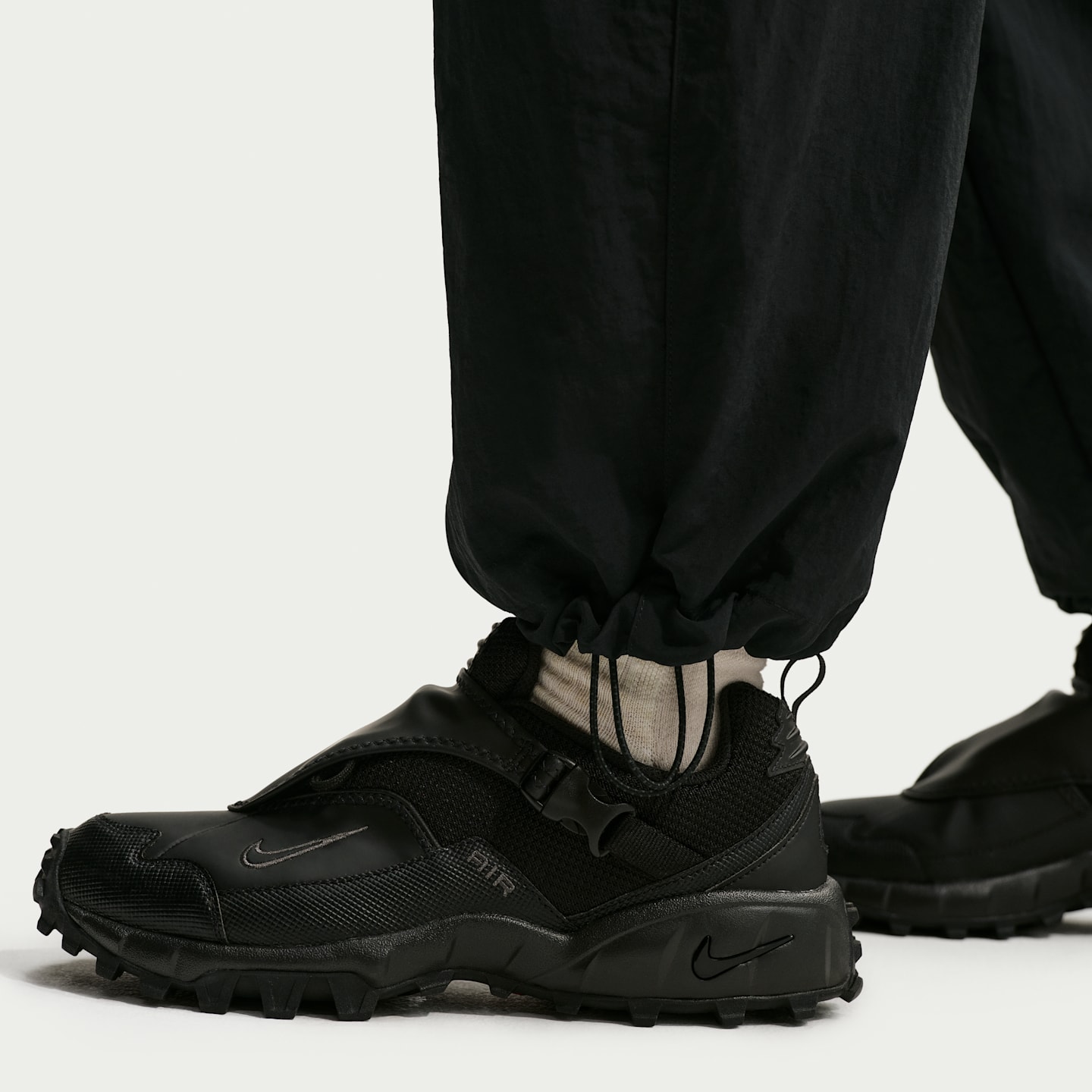 Женские брюки Nike ACG Dolomiti, цвет: Чёрный / Снежный белый — фото 6