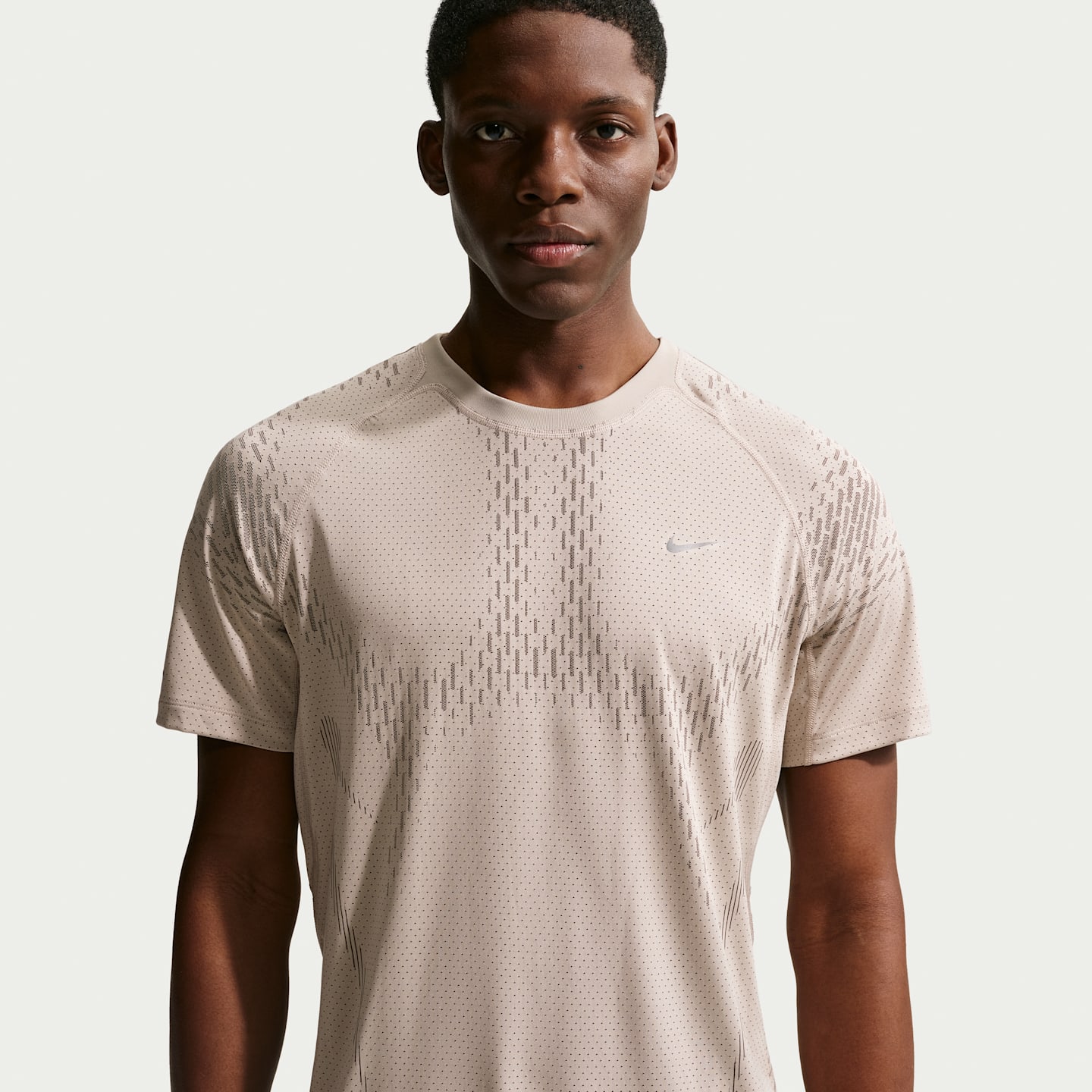 Мужской беговой топ Nike Stride Plus Dri-FIT ADV с коротким рукавом, цвет: Кремовый / Норковый коричневый — фото 1