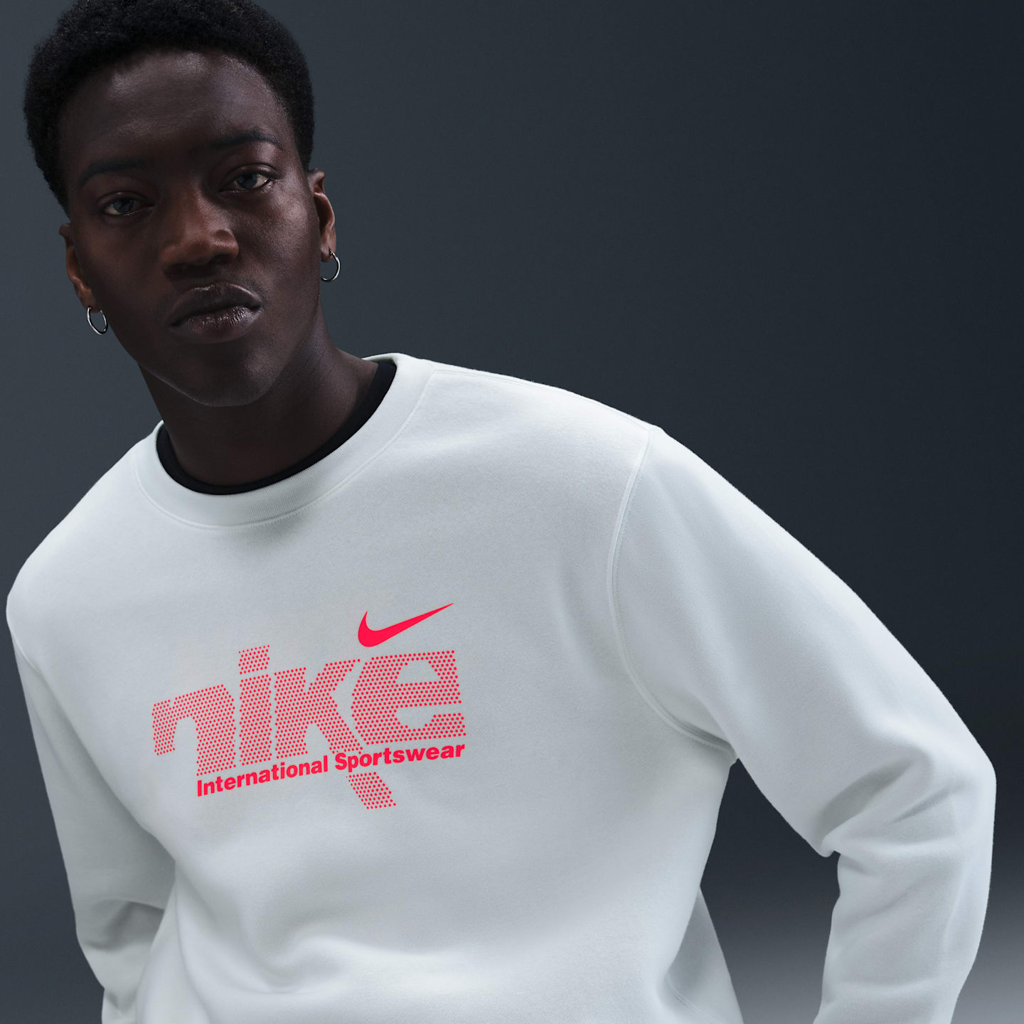 Мужской флисовый свитшот Nike Sportswear Club, цвет: Снежный белый / Малиновый — фото 3