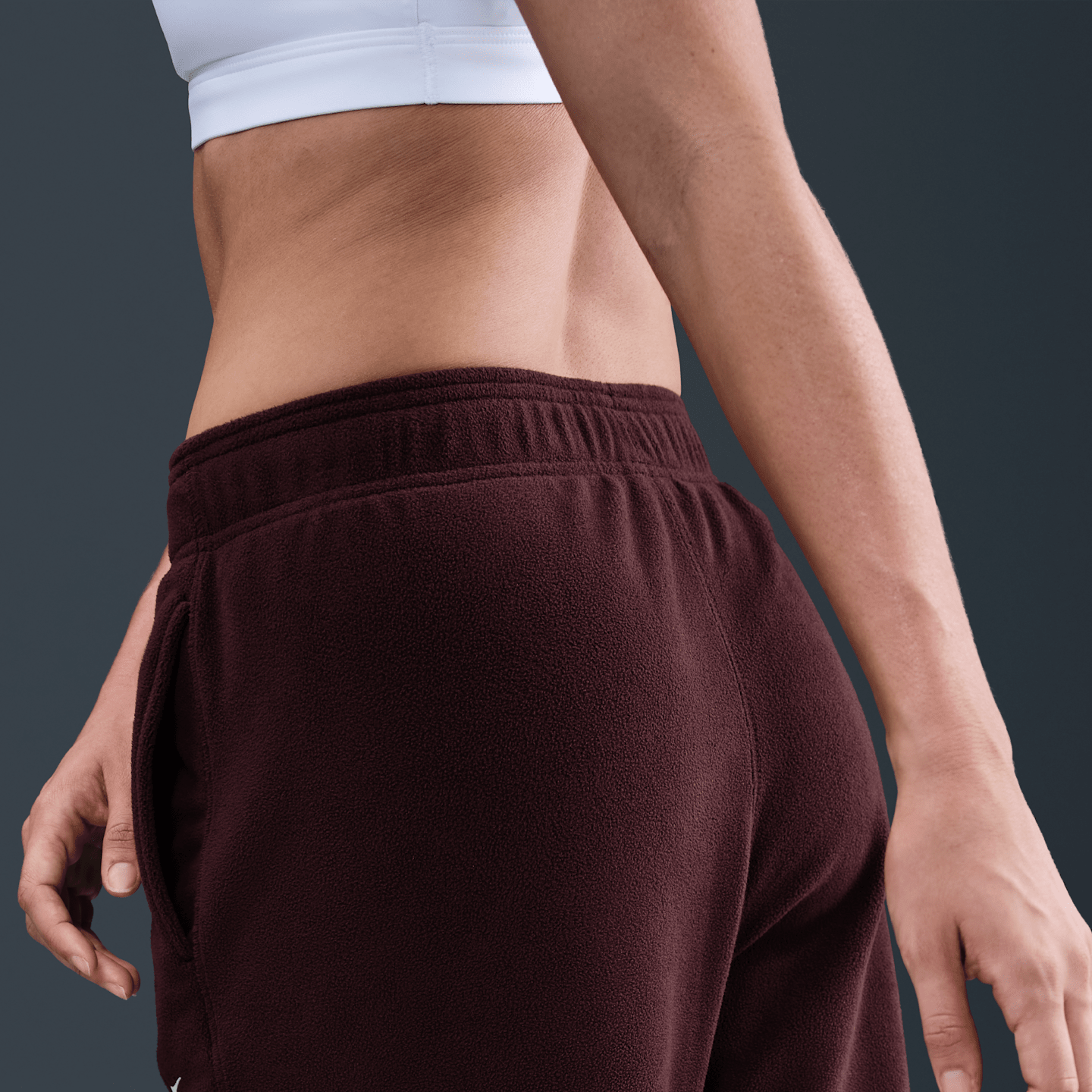 Женские флисовые брюки Nike One Therma-FIT со средней посадкой, цвет: Бордовый / Белый — фото 3