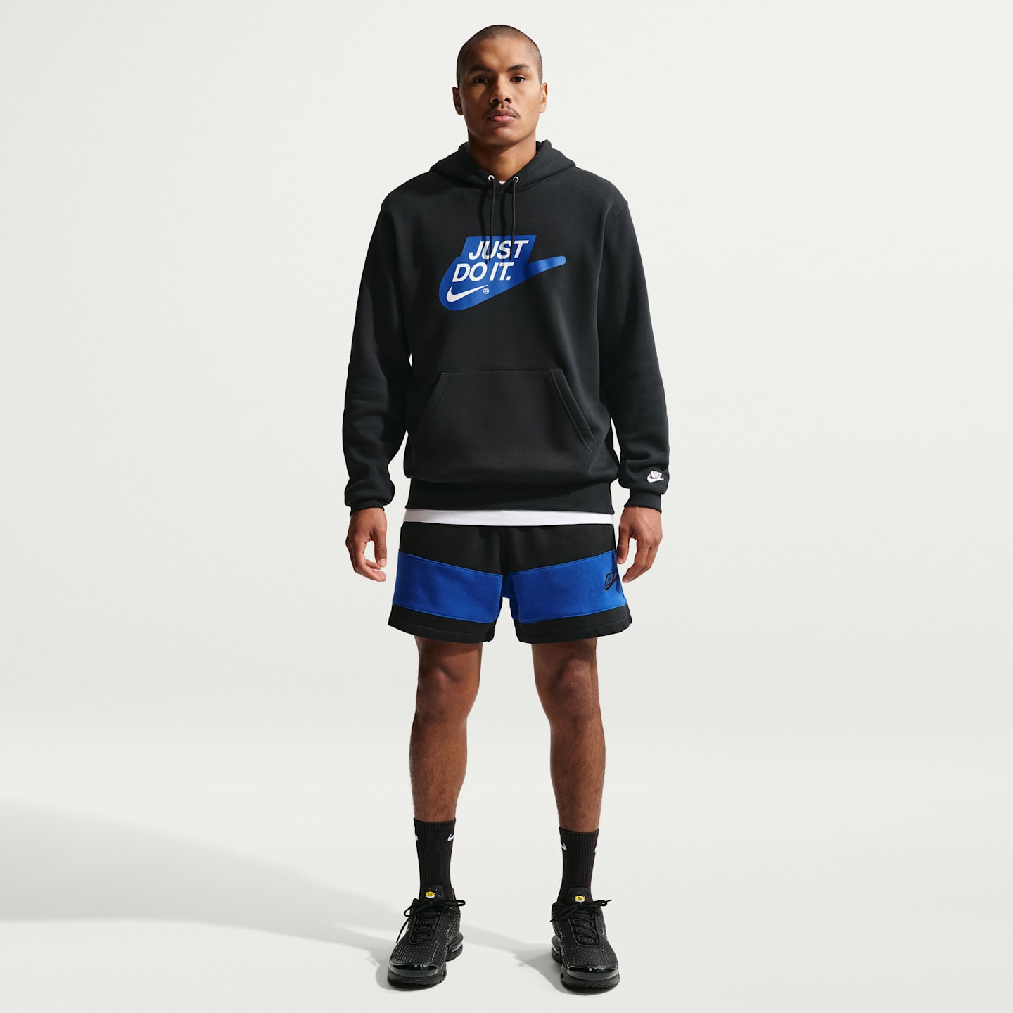 Мужские флисовые шорты Nike Sportswear Club, цвет: Чёрный / Королевский синий — фото 1