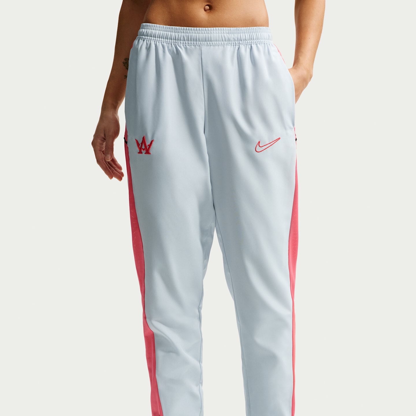 Женские комплекты Nike Academy "Alexia Putellas" Dri-FIT Soccer Woven Tracksuit, цвет: Платиновый / Морской коралловый — фото 4
