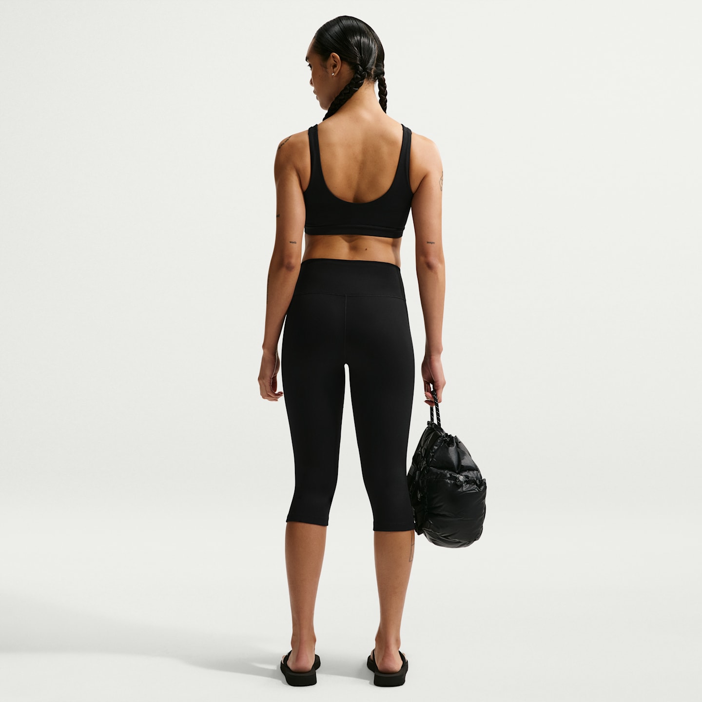 Спортивное бра, уплотнённая чашка, средняя поддержка — Nike, цвет: Чёрный / Белый — фото 5