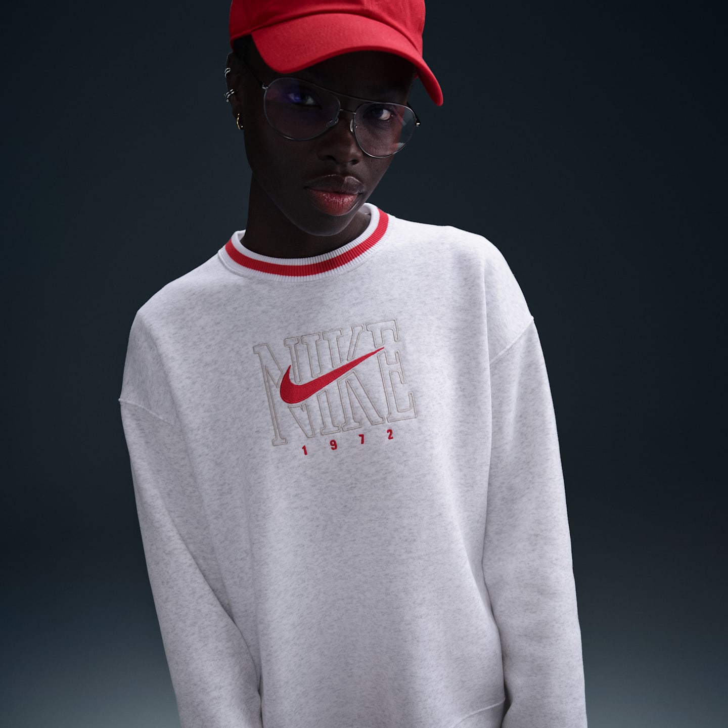 Женская толстовка Nike Sportswear Phoenix Fleece Oversized Graphic Crew-Neck, цвет: Берёзовый меланжевый — фото 3