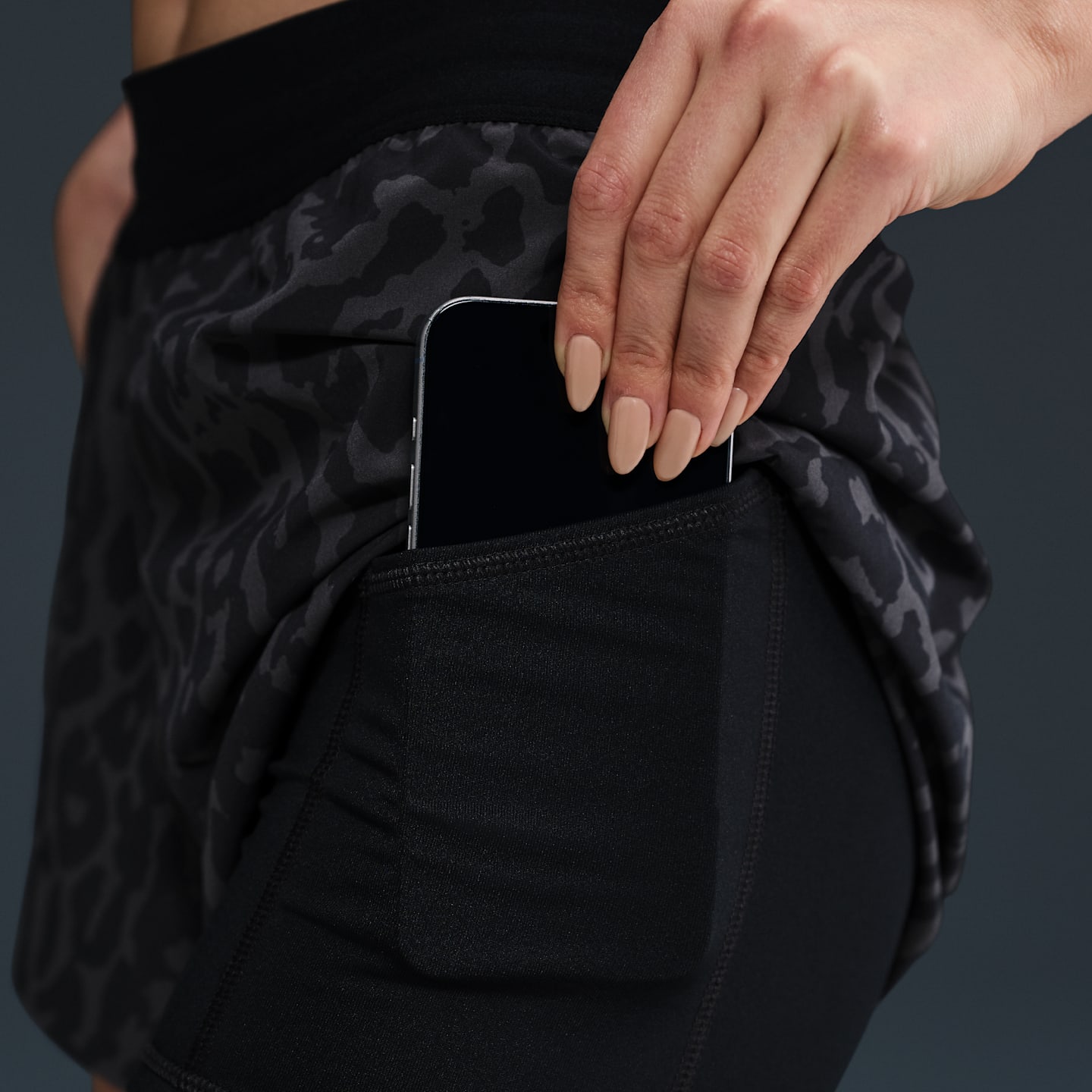Женские беговые шорты Nike Swift Dri-FIT 2 в 1 с принтом, средняя посадка, цвет: Чёрный — фото 6