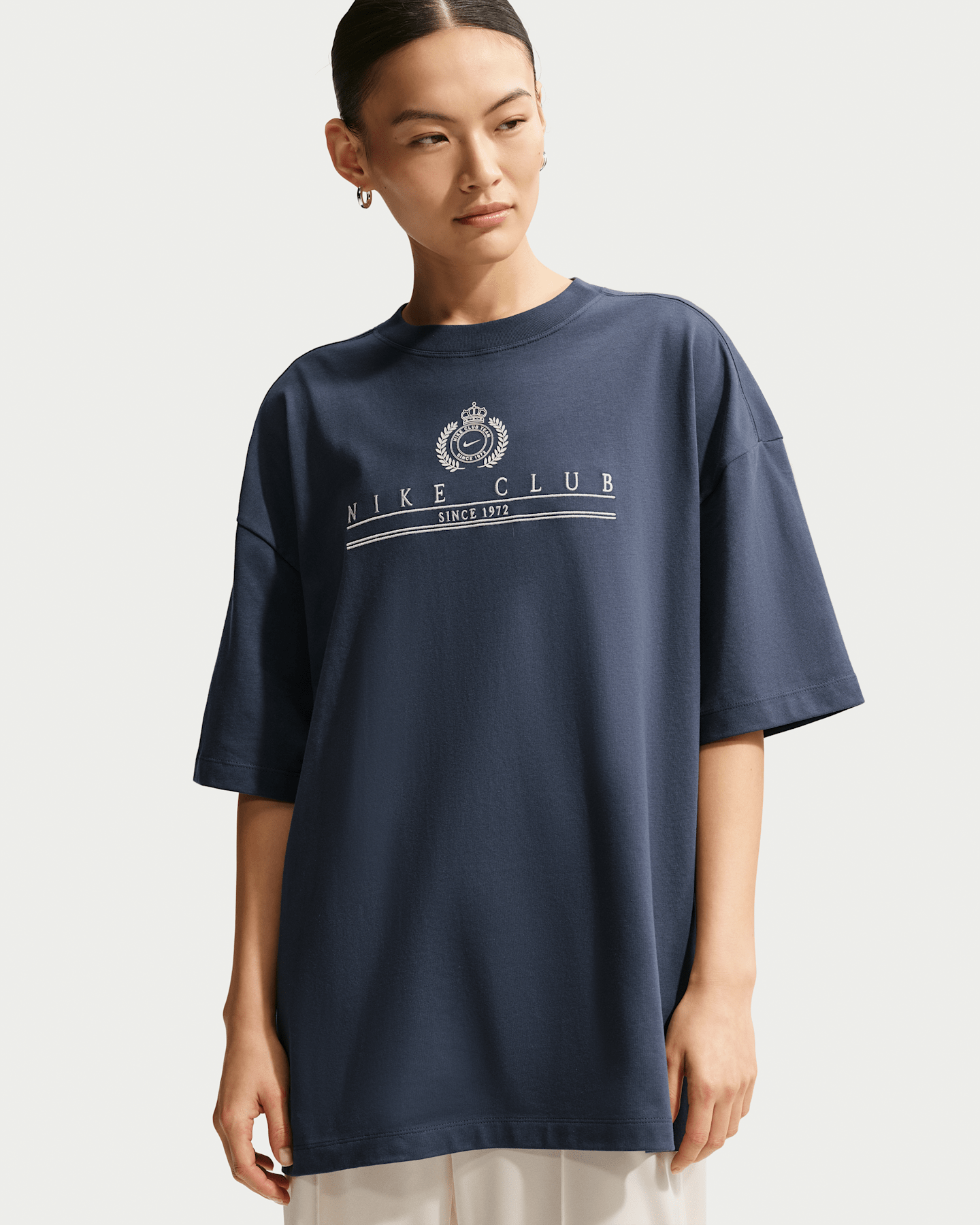 Женская футболка Nike Sportswear Classic Oversized Short-Sleeve T-Shirt, цвет: Синий / Молочный — фото 6