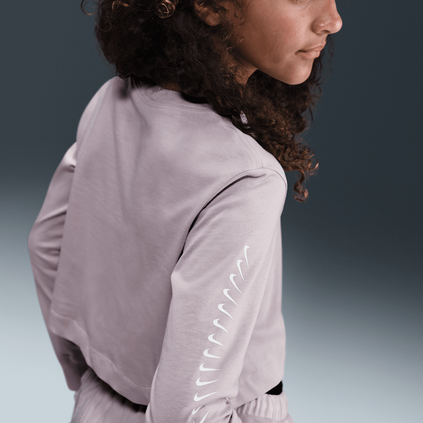 Футболка Nike Sportswear Cropped Long-Sleeve для девочек, цвет: Платиновый фиолетовый — фото 2