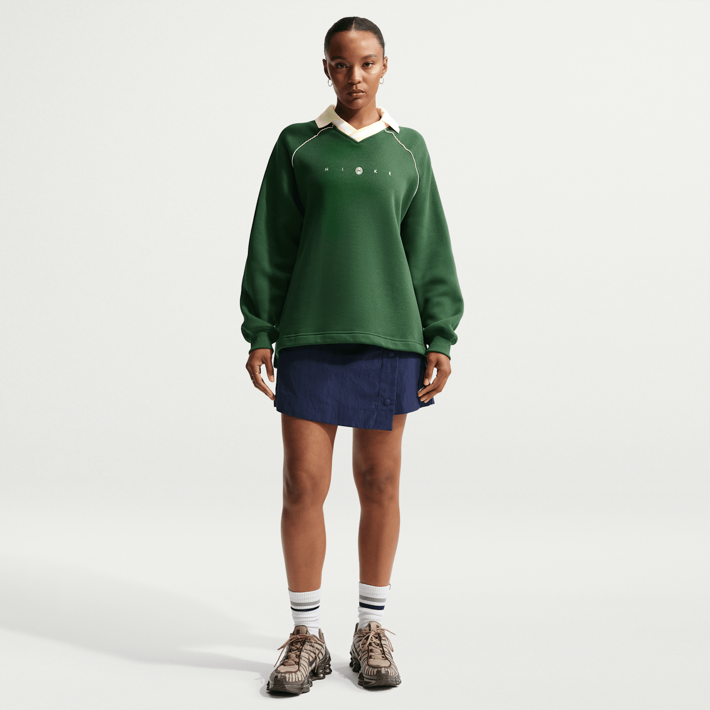Женский топ Nike Sportswear Phoenix Fleece Oversized Graphic Polo, цвет: Алебастровый — фото 4