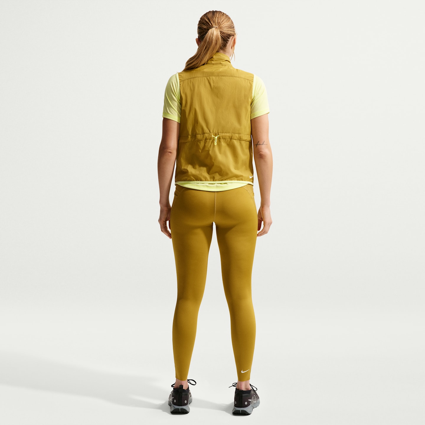 Женский жилет для трейлраннинга Nike ACG, цвет: Мох / Светлый лаймовый — фото 5