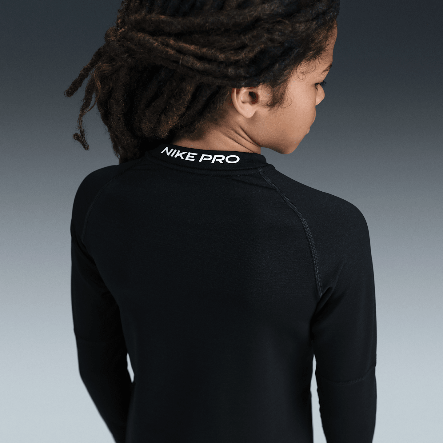 Детские свитшоты для мальчиков Nike Pro Dri-FIT с длинным рукавом и круглым вырезом, цвет: Чёрный / Белый — фото 2