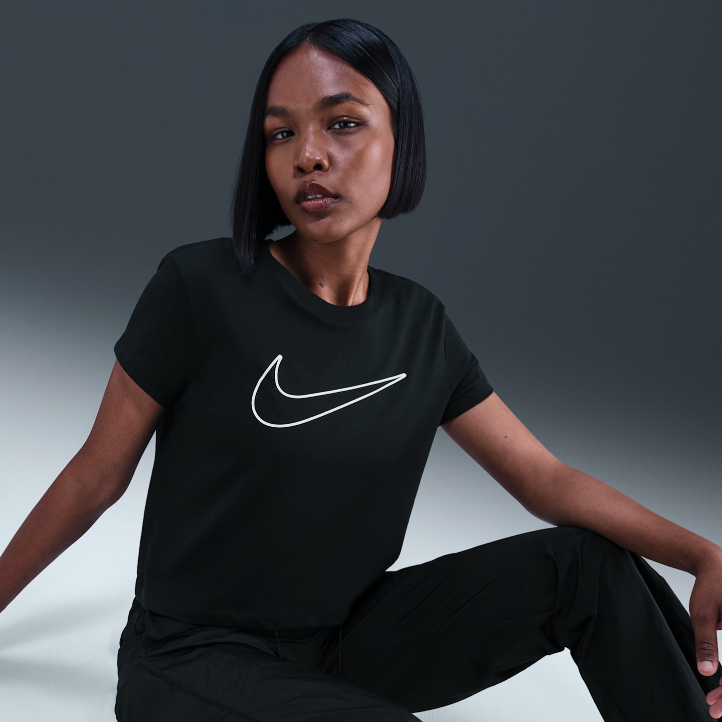 Женская футболка Nike Sportswear с принтом и коротким рукавом, цвет: Чёрный / Белый — фото 3