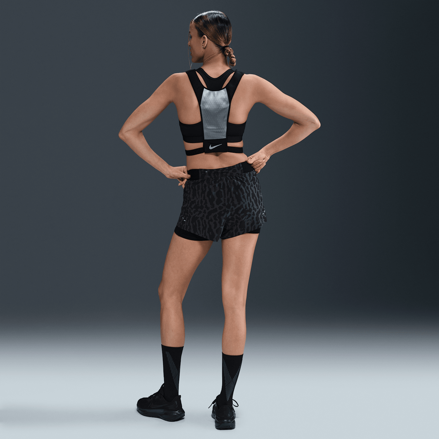 Женские беговые шорты Nike Swift Dri-FIT 2 в 1 с принтом, средняя посадка, цвет: Чёрный — фото 4