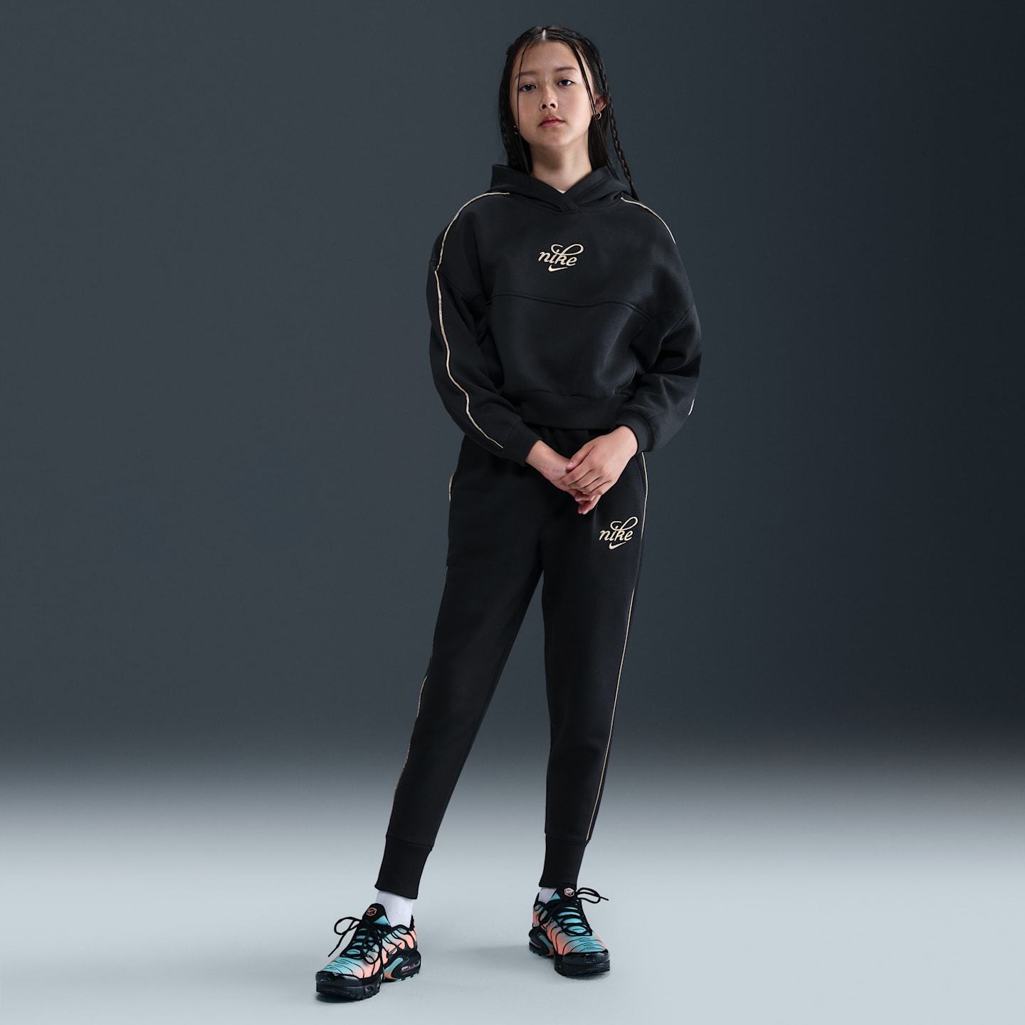 Детское флисовое худи для девочек Nike Sportswear Club Boxy, цвет: Чёрный / Металлик золотой — фото 4