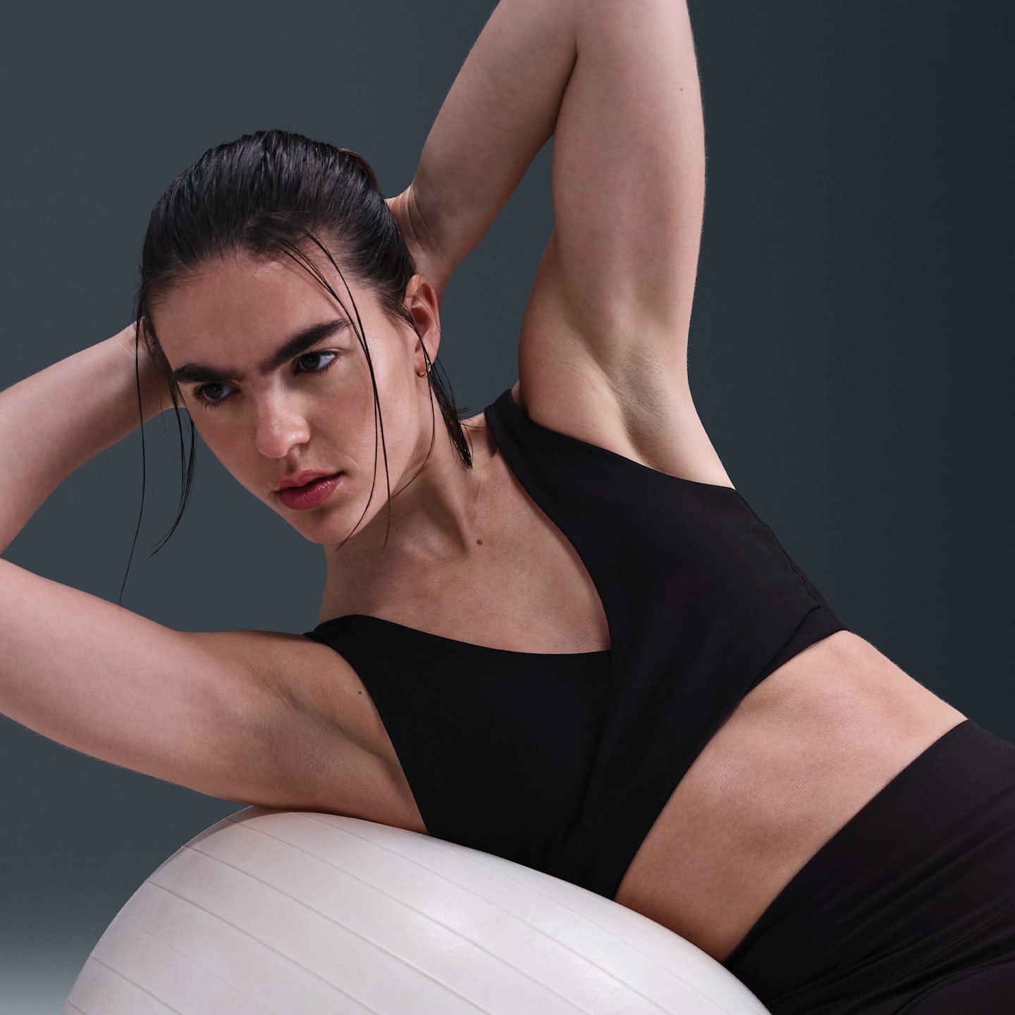 Спортивное бра, уплотнённая чашка, лёгкая поддержка — Nike, цвет: Чёрный / Серый — фото 3